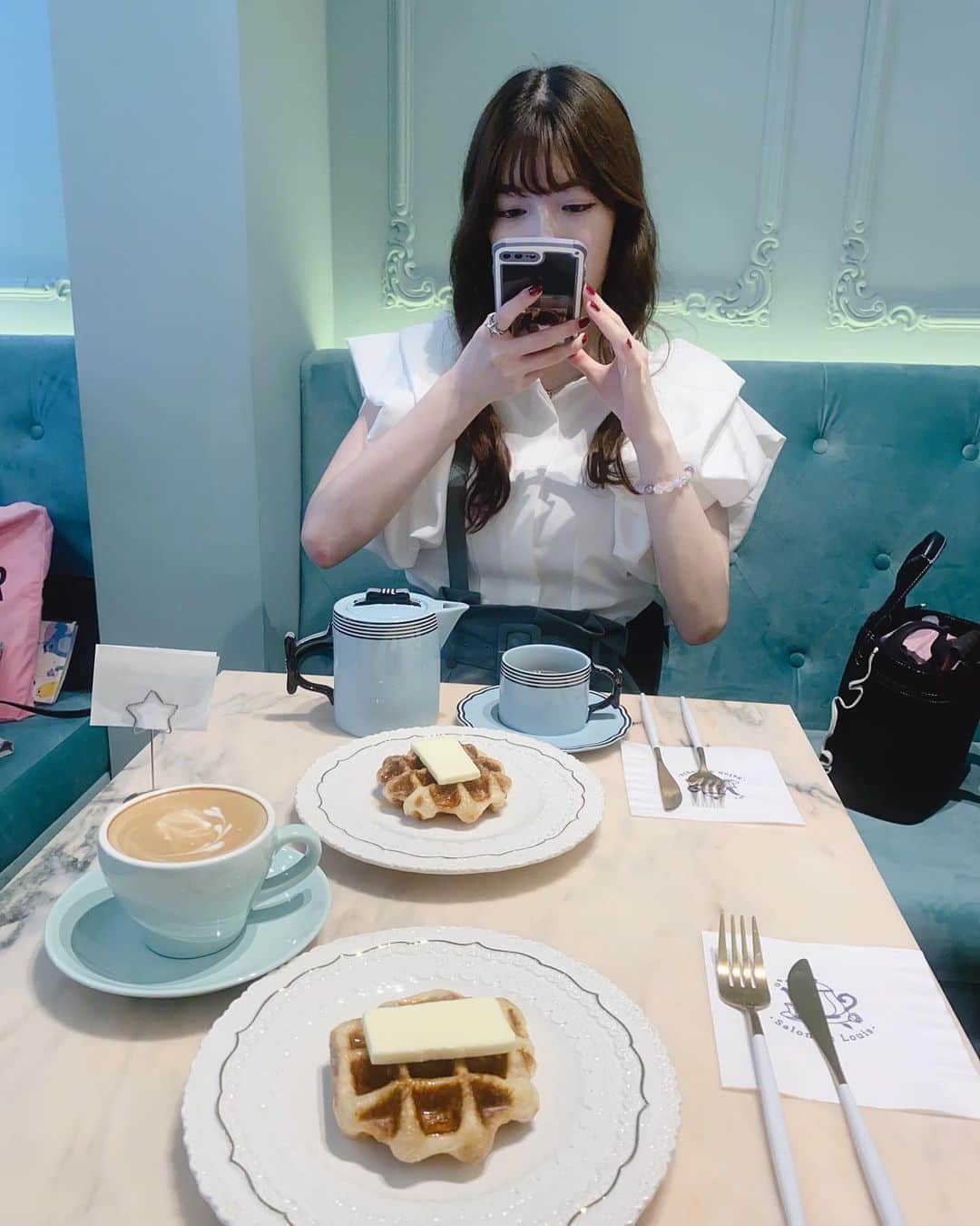 日下部美愛のインスタグラム：「一生懸命撮ってるところ  #表参道カフェ  #photo #japan #model #hair #fashion #fashionblogger #makeup #followme #instagood #camera #instadaily #dailylook #한국 #맞팔 #사진 #데일리 #데일리룩 #패션 #韓国カフェ #salondelouis」