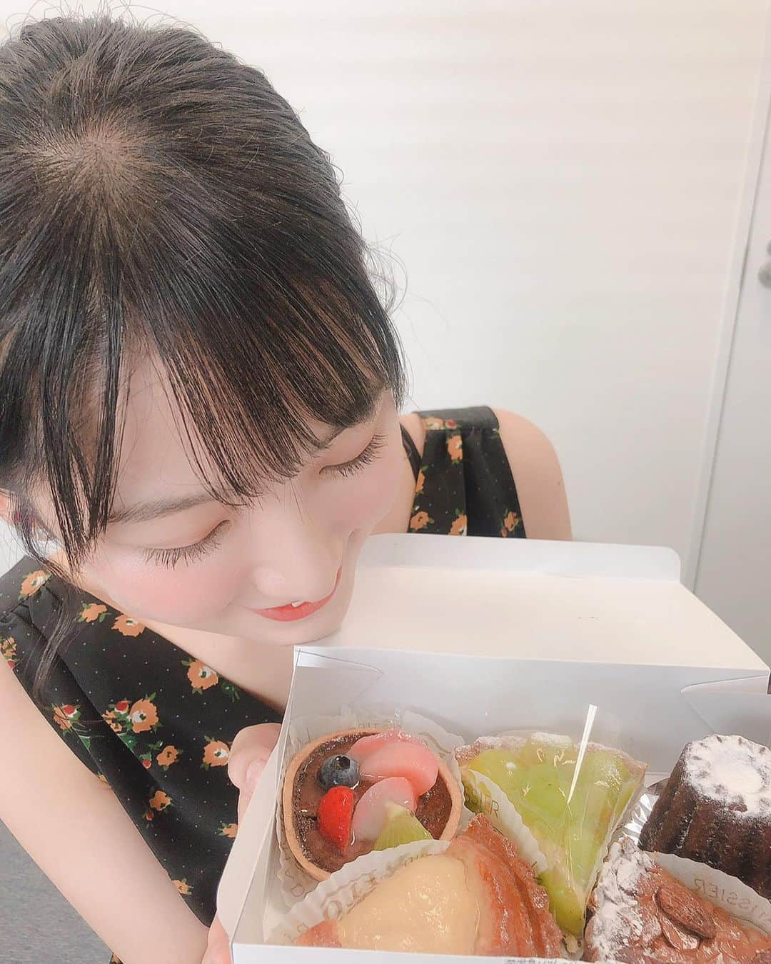 小野瑞歩さんのインスタグラム写真 - (小野瑞歩Instagram)「. 美味しいケーキ🍰🧁  「MYOJO」さんから頂きました🌟  「MYOJO」11月号 #浅倉樹々 ちゃんと掲載させていただきます☺︎ チェックお願いします😘  そして！  小野瑞歩ファースト写真集「MIZUH◎」 サイン本の予約受付、 締め切りは今日の23時59分です！！  あと少し！ まだだよという方は予約お願いします☺︎ 追加の予約も待ってます❣️  #写真集 #たのしみずほ #絶対ゲットしてね #tsubaki_factry  #つばきファクトリー #小野瑞歩」9月6日 21時37分 - mizuho_ono.official