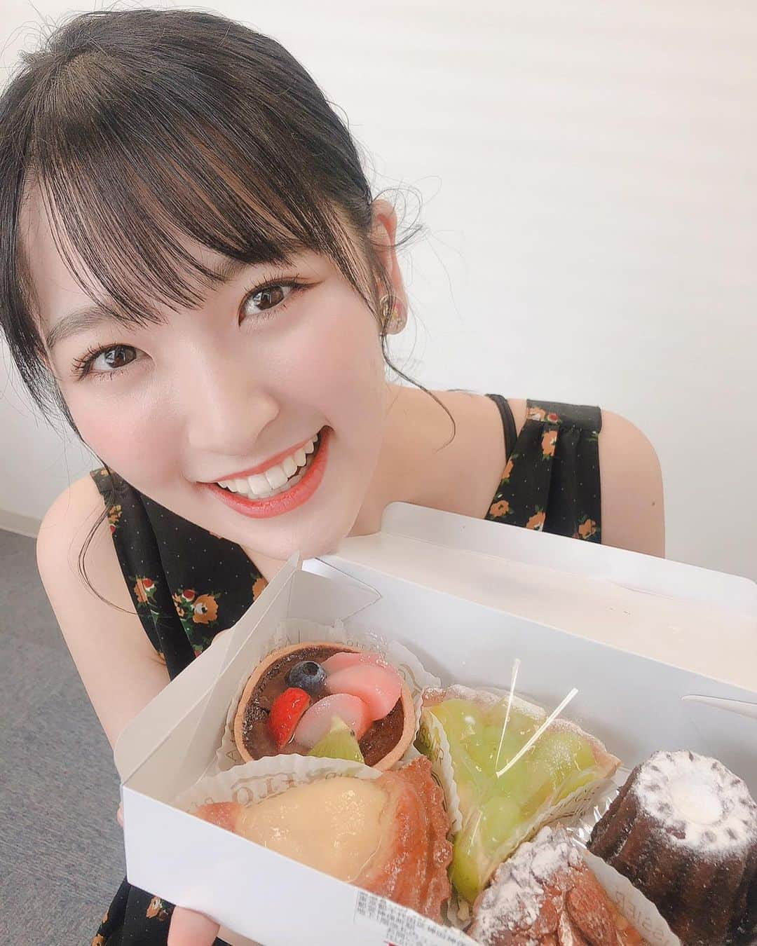 小野瑞歩さんのインスタグラム写真 - (小野瑞歩Instagram)「. 美味しいケーキ🍰🧁  「MYOJO」さんから頂きました🌟  「MYOJO」11月号 #浅倉樹々 ちゃんと掲載させていただきます☺︎ チェックお願いします😘  そして！  小野瑞歩ファースト写真集「MIZUH◎」 サイン本の予約受付、 締め切りは今日の23時59分です！！  あと少し！ まだだよという方は予約お願いします☺︎ 追加の予約も待ってます❣️  #写真集 #たのしみずほ #絶対ゲットしてね #tsubaki_factry  #つばきファクトリー #小野瑞歩」9月6日 21時37分 - mizuho_ono.official