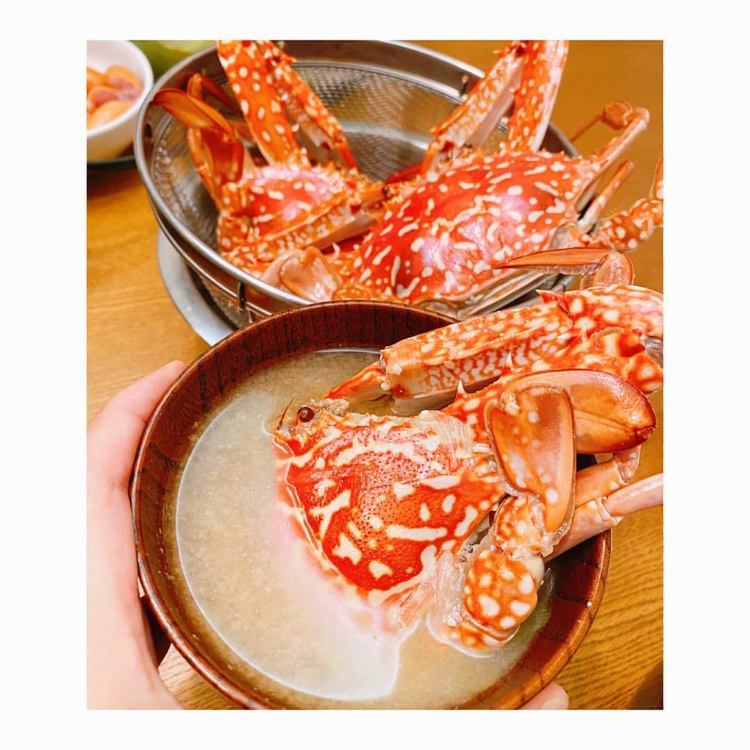 上坂嵩さんのインスタグラム写真 - (上坂嵩Instagram)「お家で、旬の味🦀 . #ワタリガニ として親しまれている 「#ガザミ」という蟹🦀 実は愛知県の特産品で、秋が旬！ . 愛知県の漁獲量は、全国トップレベル。 「あいちの四季の魚・秋」 にも選定されているそうです。 . . 詰まった身は甘く、カニ味噌も濃厚！ . 「茹で」と「味噌汁」でいただきました。 . . #ワタリガニ #渡り蟹 #蟹 #旬の味 #愛知 #あいちの四季の魚  #メーテレ #アップ #BomberE  #上坂嵩」9月6日 21時37分 - takashi_uesaka_nbn