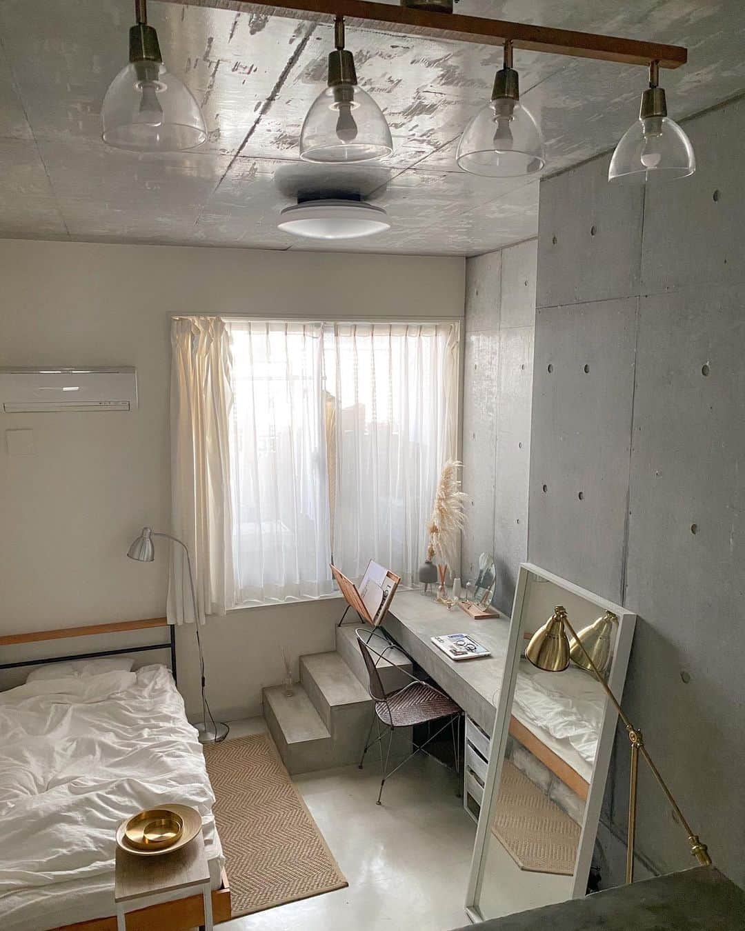 影山可蓮のインスタグラム：「・ ・ #myroom 🕯 ・ ・ よくよく褒めていただく お気に入りのマイルーム🛌 全体はこんな感じなのです💭 ・ 今月の @moremagjp にてご紹介いただいてますのでぜひ見てみてください🤍 ・ ・ #roomdesign  #minimal #minimalstyle #room #myroom #interior #interiordesign  #インテリアデザイン #インテリアコーディネート #インテリア #インテリア雑貨 #minimalstyle #classicstyle #simple  #everydaylook」