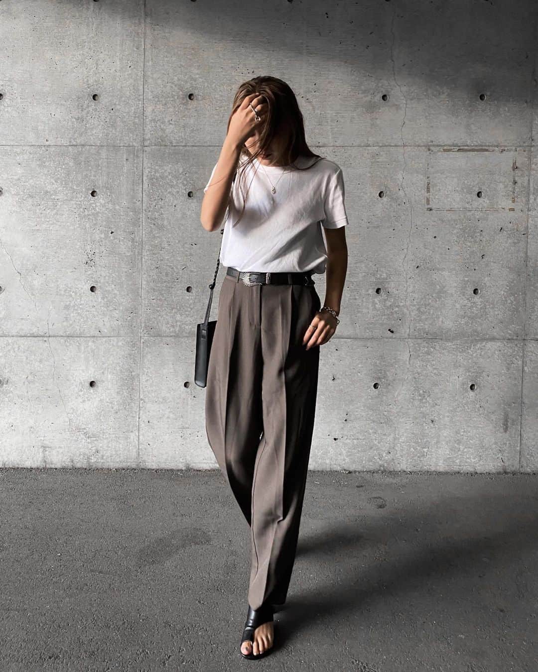 のインスタグラム：「. . @chuclla_official 𝐒𝐞𝐦𝐢-𝐰𝐢𝐝𝐞 𝐜𝐨𝐥𝐨𝐫 𝐬𝐥𝐚𝐜𝐤𝐬  . さらがはいてるのはmoca color✔︎ ちょっとaw意識✌🏿✌🏿✌🏿 . #_s_code #chuclla #casualstyle #aw #partegram」