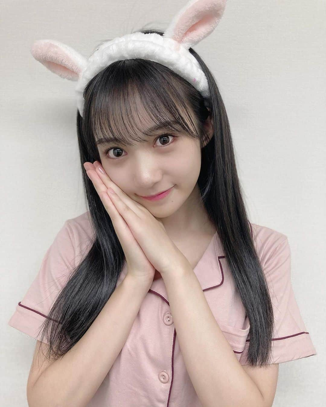 横野すみれさんのインスタグラム写真 - (横野すみれInstagram)「🐰♡♡﻿ ﻿ ﻿ ﻿ NMB48 オンライン個別お話し会、﻿ ﻿ ありがとうございました！🥰﻿ ﻿ ﻿ ﻿ 新しくなったお話し会、いかがでしたか〜﻿ ﻿ ﻿ 鉄砲隊のお話しや、BUBKAさんのお話しなど…﻿ ﻿ 久しぶりにみんなと話せて楽しかったよ〜🐱﻿ ﻿ ﻿ ﻿ 1部2部では パジャマを着ました😴﻿ ﻿ これ通販で買ったんやけど、うさぎのヘアバンドが付いてきたよ🐰♡﻿ ﻿ どう…？😳﻿ ﻿ ﻿ ﻿ ﻿ #横野すみれ #nmb48  #パジャマ #パジャマパーティー #pajamas #dailylook #잠옷 #うさみみ」9月6日 21時48分 - yokono_sumire