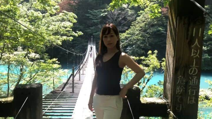 久保円華のインスタグラム：「🌉﻿ ﻿ 「夢の吊橋」なので「夢の中へ」を勝手に一人二役バージョンにしてみました👫  いつもはこんな感じです🙂  それにしても、この色この景色すごいですよね🥺✨﻿ ﻿ ﻿ #夢の吊橋 #静岡 #寸又峡 #夢の中へ #井上陽水 さん　#セントフォース #静岡朝日テレビ #久保円華」