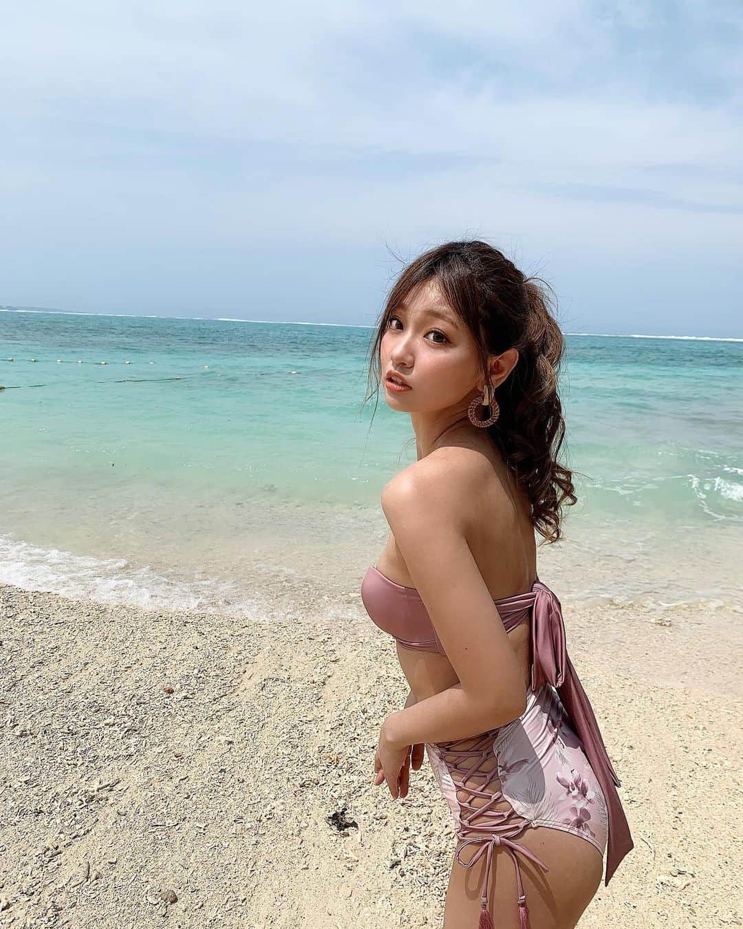 いっちゃん/嶋津 いつみさんのインスタグラム写真 - (いっちゃん/嶋津 いつみInstagram)「. . 滑り込み夏投稿✌🏻✨w . . . . やっと今年買った水着をおろせた❤️ . . . . . でも暑すぎて 写真撮ってるだけで汗だくだった🤣💦 . . . . . 水着は今年の @darich_official  の💕 . .  #関西  #関西サロモ  #サロンモデル #サロモ #いっちゃん  #フリーモデル #関西モデル  #あざといっちゃん #かわいっちゃん #いっちゃんコーデ #ブライダルモデル #アレンジモデル #ヘアカラー  #ヘアアレンジ #くしゃ顔  #水着  #海」9月6日 21時42分 - istumiiiru