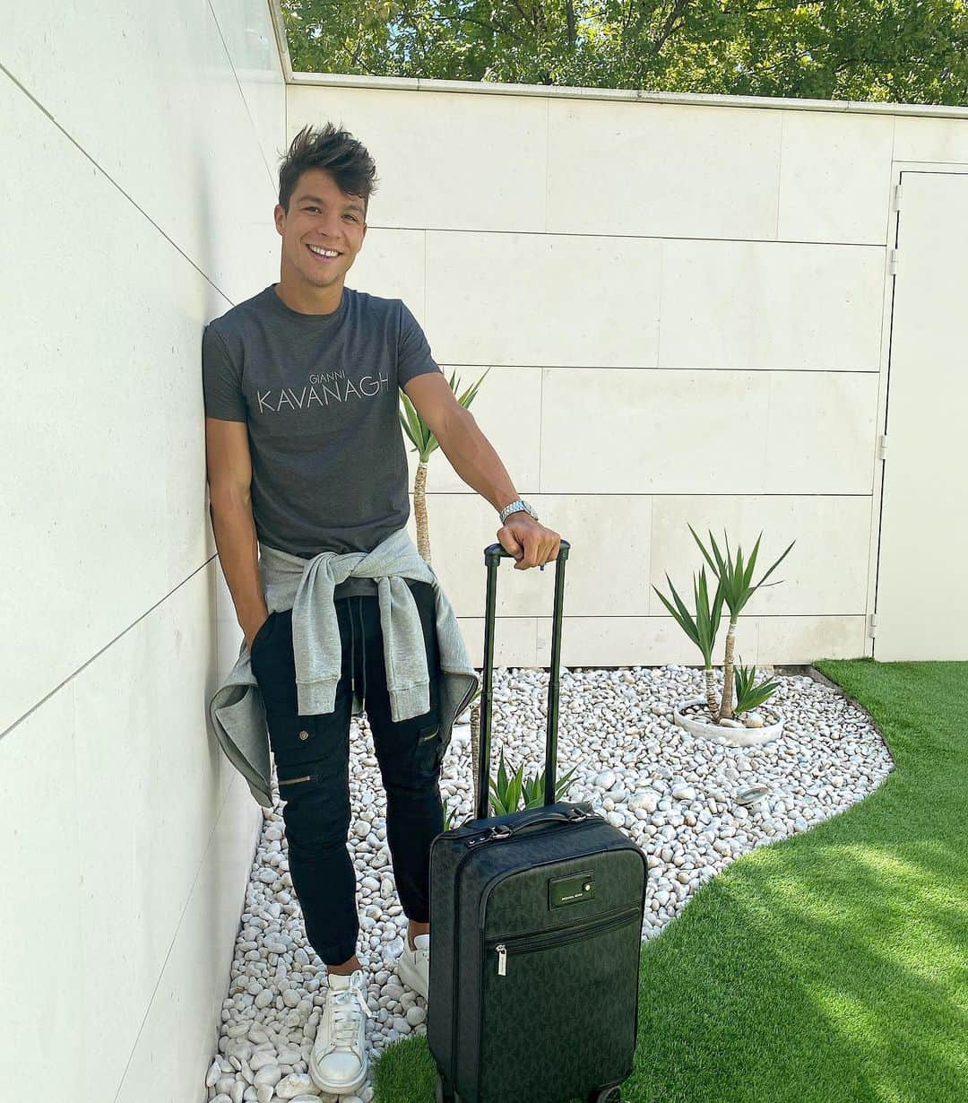 オリベル・トーレスのインスタグラム：「Volver a empezar! Ambición e ilusión Vamos @sevillafc 👋🏼🏡」