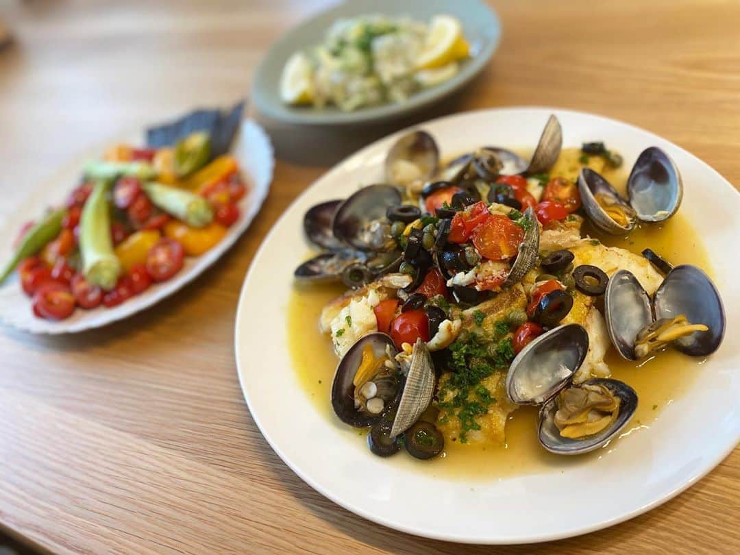 のインスタグラム：「#福島県 の食材を使ったオンラインお料理イベント🍽 ・福島県相馬市のヒラメを使ったアクアパッツァ ・ヒラメの出汁で味付けされたカヤヌキファーム(南相馬市)の野菜 ・ヒラメのセヴィーチェ  人生で初めてヒラメをさばくのに挑戦🐟  味付けに使ったお酒やお野菜、オイルも福島県のもの。 どれも美味しすぎて本当に感動しました！  何より、福島の方々のお話をオンライン上でもお聞きしていて、福島の方々の思い、あたたかさ、優しさが伝わりました。  美味しいものがたくさんある福島県。  安全な基準を満たしている食材さえも、 いまだに風評被害を受けている現状が続いているとのことです。  この味やお魚を守るために、地域の方が一生懸命守ってくれた食材たち。  今回このイベントに参加できて、私自身が元気とパワーをもらいました!!  皆さんも福島県の今をぜひネットで #復興庁　 #福島の今 と検索して見てみてください🍀  #福島 #福島県 #復興 #キッチハイク」
