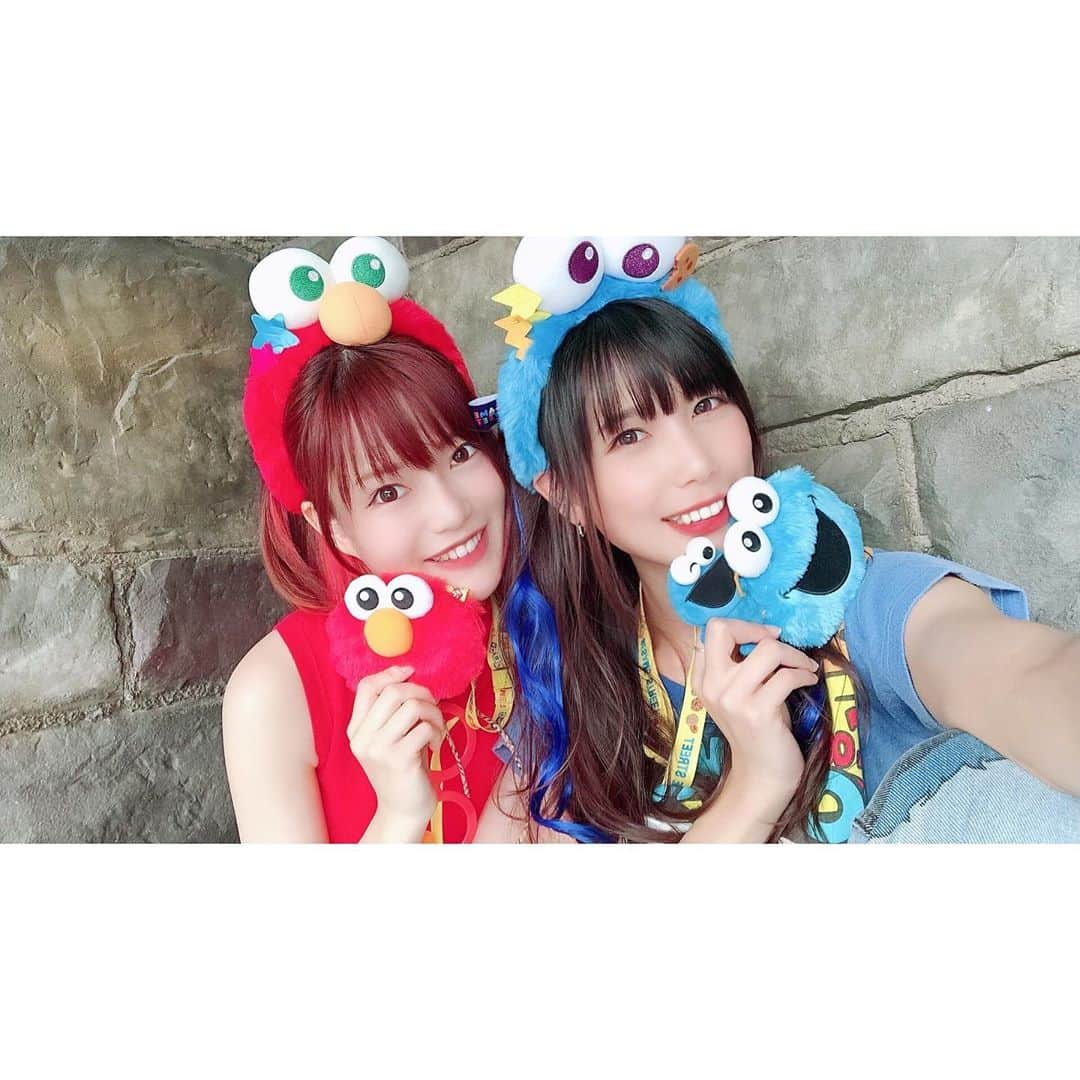 広岡あんずのインスタグラム：「. だんだん顔がうるさくなるよ🙃❤️ スワイプしてみてね🥴💛✨ . #usj #universalstudiosjapan  #sesamestreet #elmo #cookiemonster  #code #codenate #fashion  #kawaii #swipe #followｍe  #osaka #universal #model #ユニバ #ユニバーサルスタジオジャパン  #セサミストリート #セサミ #セサミコーデ #エルモ #エルモコーデ #クッキーモンスター #クッキーモンスターコーデ #双子 #ユニバコーデ #双子コーデ #モデル」