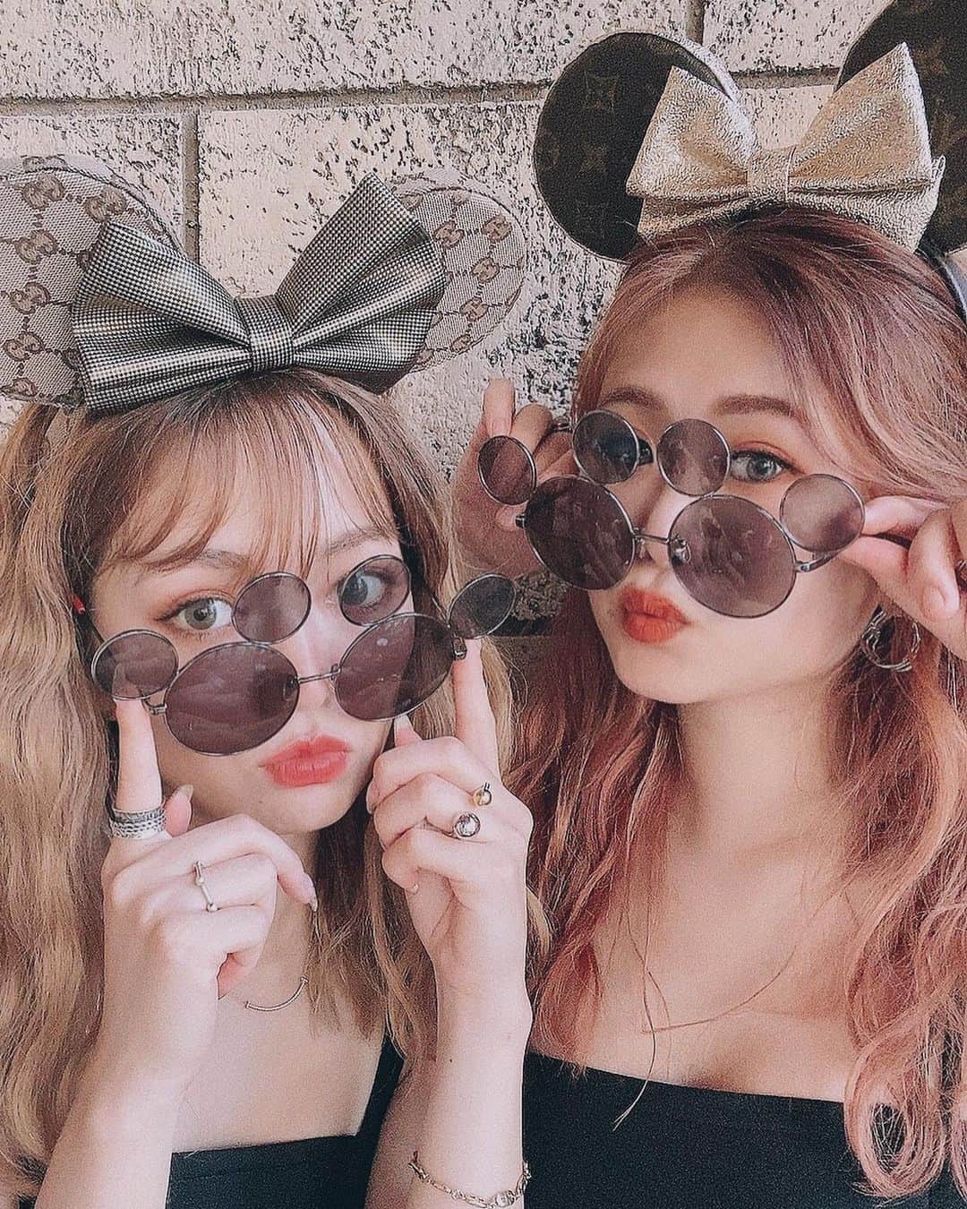YOKOのインスタグラム：「つけるとこんな感じ🤳🤎  2.3枚めの歯並びの良さ似てない？(笑)  実はだいぶノリノリで写真撮ってるけど この時眠すぎて記憶ほぼないw」