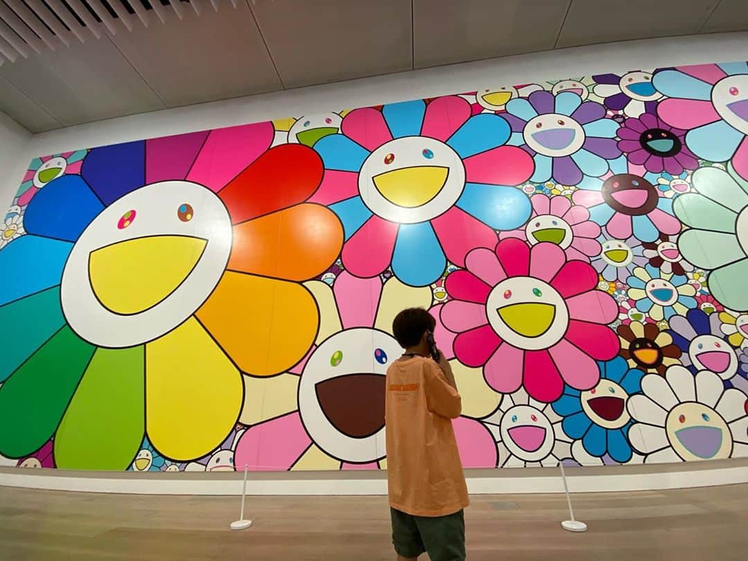 仲里依紗のインスタグラム：「. 今日は息子と美術館デートしました🌼🌼🌼🌼 ガイダンスを一生懸命聴いてる姿が可愛かった🥺💕 . #トカゲくんといっしょ #STARS展」