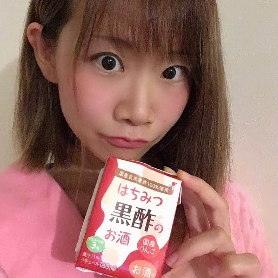 葵さんのインスタグラム写真 - (葵Instagram)「今夜はキング構造株式会社様の はちみつ黒酢のお酒を飲んで寝ます(^^) @hinode_mirin  国産玄米黒酢と国産りんごに、はちみつを合わせたすっきりと甘酸っぱいリキュールです！  アルコール度数は3%と飲みやすくほろ酔いです💖 1本当たり黒酢が7.2ml配合されていて女性におすすめですよ！ おやすみなさい💤⭐ #日の出みりん#ほろ酔い #お酒#アルコール#おうち時間  #宅飲み#キャストズセレクト#おうちですごそう#おやすみなさい#はちみつ黒酢」9月6日 21時49分 - dolphin_coconut