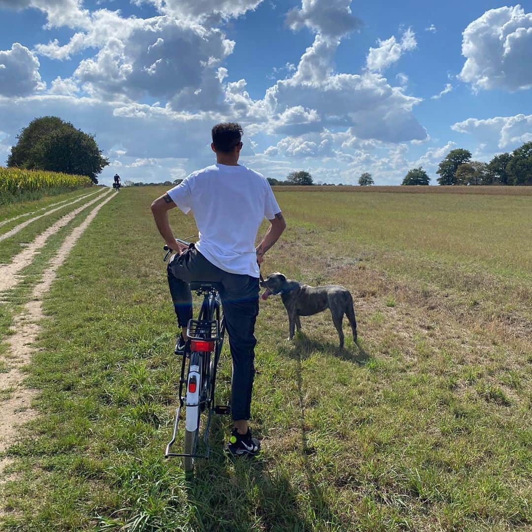 カリム・ベララビのインスタグラム：「Sunday with my girl 🚴🏾🌞🌪🐾」