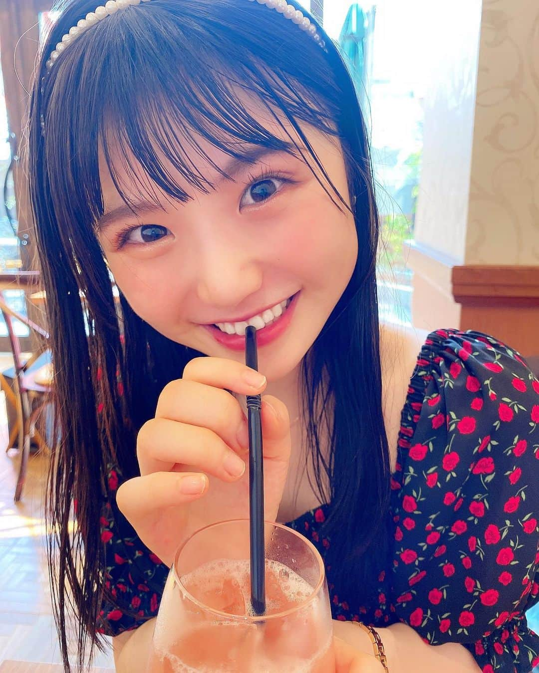 出口結菜さんのインスタグラム写真 - (出口結菜Instagram)「《🐙#鶴橋　#SHINE》﻿ ﻿ 🍹グァバジュース（¥450）﻿ ﻿ ﻿ 鶴橋のコリアタウンに行くまでの間に新しく出来たホテルの中のレストラン✨﻿ ﻿ ホテル名は﻿ #FIVEHOTELOSAKA っていうところで、門を通って直進したらすごく高級な空間が広がってるの🤩🤩🤩﻿ ﻿ ﻿ この日はサラさんとお昼ご飯を食べてたんやけど、﻿ 帰り道暑すぎて、このカフェで休憩😳✨﻿ ﻿ ﻿ ﻿ そこでサラさんがグァバジュースが好きって言ってて、私も真似して初のグァバジュースを、、！﻿ ﻿ ﻿ ﻿ 初めて飲んでんやけど、グァバジュースは少し酸っぱめで飲んだらめっちゃさっぱりした、✨✨﻿ ﻿ ﻿ 南国の果実みたいで﻿ ﻿ 夏にピッタリ！！！🏝﻿ ﻿ ﻿ ﻿ ビタミンも豊富で、栄養素もたっぷり✌️﻿ ﻿ ﻿ ﻿ ハマっちゃいそう😆﻿ ﻿ ﻿ ﻿ ﻿ ﻿ \冒険して正解でした❕/﻿ ﻿ ﻿ ＿＿＿＿＿＿＿＿＿＿＿＿＿＿＿＿＿＿＿＿＿＿＿＿﻿ ﻿ ❤️ 大阪府大阪市生野区桃谷2-7-11﻿ 💗鶴橋駅から🚶‍♀️10分﻿ 💛11時〜17時﻿ 💚定休日:水曜日﻿ ＿＿＿＿＿＿＿＿＿＿＿＿＿＿＿＿＿＿＿＿＿＿＿＿﻿ ﻿ #fivehotelosaka #グァバジュース #グァバ  #鶴橋コリアンタウン #鶴橋カフェ #鶴橋グルメ #レストラン #ジュース #フルーツ #南国フルーツ #🏝 #ドリンク #飲み物 #ビタミンc #gu  #instalike #instagood #instafood #食べ物 #グルメ #グルメ好きな人と繋がりたい #ラビグルメ  #1万人 #フォロワーさん #感謝 #フォロワー募集中 #フォロミー  ﻿」9月6日 22時04分 - yui_laby0622