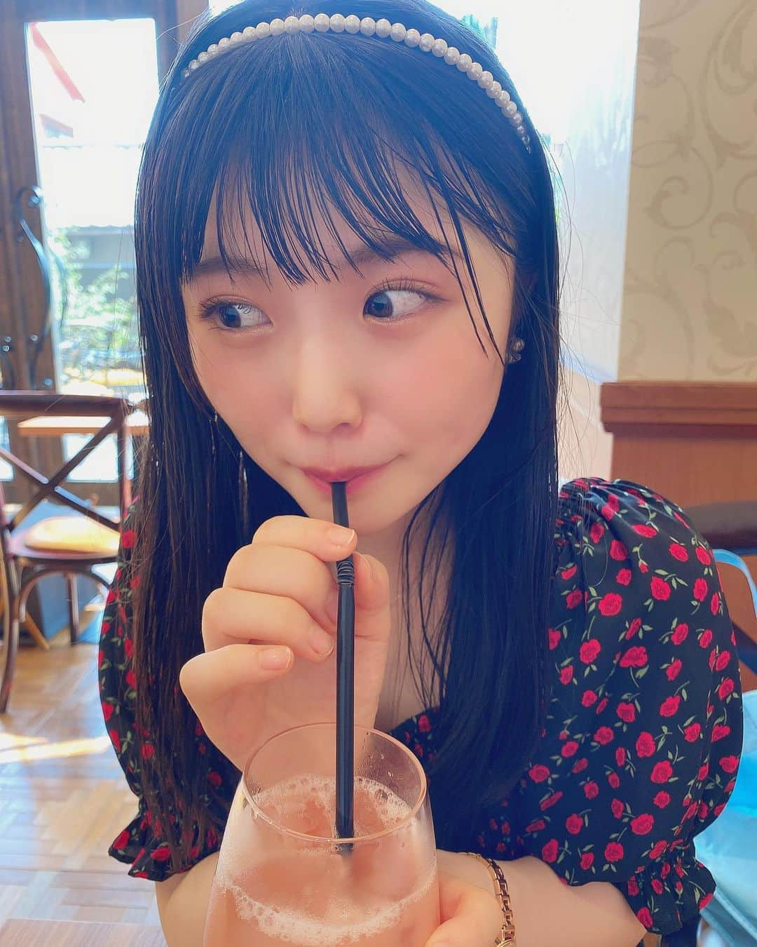 出口結菜さんのインスタグラム写真 - (出口結菜Instagram)「《🐙#鶴橋　#SHINE》﻿ ﻿ 🍹グァバジュース（¥450）﻿ ﻿ ﻿ 鶴橋のコリアタウンに行くまでの間に新しく出来たホテルの中のレストラン✨﻿ ﻿ ホテル名は﻿ #FIVEHOTELOSAKA っていうところで、門を通って直進したらすごく高級な空間が広がってるの🤩🤩🤩﻿ ﻿ ﻿ この日はサラさんとお昼ご飯を食べてたんやけど、﻿ 帰り道暑すぎて、このカフェで休憩😳✨﻿ ﻿ ﻿ ﻿ そこでサラさんがグァバジュースが好きって言ってて、私も真似して初のグァバジュースを、、！﻿ ﻿ ﻿ ﻿ 初めて飲んでんやけど、グァバジュースは少し酸っぱめで飲んだらめっちゃさっぱりした、✨✨﻿ ﻿ ﻿ 南国の果実みたいで﻿ ﻿ 夏にピッタリ！！！🏝﻿ ﻿ ﻿ ﻿ ビタミンも豊富で、栄養素もたっぷり✌️﻿ ﻿ ﻿ ﻿ ハマっちゃいそう😆﻿ ﻿ ﻿ ﻿ ﻿ ﻿ \冒険して正解でした❕/﻿ ﻿ ﻿ ＿＿＿＿＿＿＿＿＿＿＿＿＿＿＿＿＿＿＿＿＿＿＿＿﻿ ﻿ ❤️ 大阪府大阪市生野区桃谷2-7-11﻿ 💗鶴橋駅から🚶‍♀️10分﻿ 💛11時〜17時﻿ 💚定休日:水曜日﻿ ＿＿＿＿＿＿＿＿＿＿＿＿＿＿＿＿＿＿＿＿＿＿＿＿﻿ ﻿ #fivehotelosaka #グァバジュース #グァバ  #鶴橋コリアンタウン #鶴橋カフェ #鶴橋グルメ #レストラン #ジュース #フルーツ #南国フルーツ #🏝 #ドリンク #飲み物 #ビタミンc #gu  #instalike #instagood #instafood #食べ物 #グルメ #グルメ好きな人と繋がりたい #ラビグルメ  #1万人 #フォロワーさん #感謝 #フォロワー募集中 #フォロミー  ﻿」9月6日 22時04分 - yui_laby0622