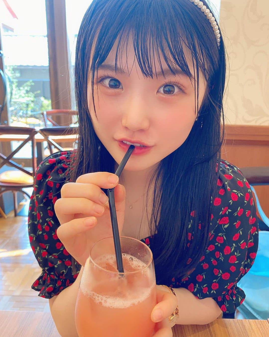 出口結菜さんのインスタグラム写真 - (出口結菜Instagram)「《🐙#鶴橋　#SHINE》﻿ ﻿ 🍹グァバジュース（¥450）﻿ ﻿ ﻿ 鶴橋のコリアタウンに行くまでの間に新しく出来たホテルの中のレストラン✨﻿ ﻿ ホテル名は﻿ #FIVEHOTELOSAKA っていうところで、門を通って直進したらすごく高級な空間が広がってるの🤩🤩🤩﻿ ﻿ ﻿ この日はサラさんとお昼ご飯を食べてたんやけど、﻿ 帰り道暑すぎて、このカフェで休憩😳✨﻿ ﻿ ﻿ ﻿ そこでサラさんがグァバジュースが好きって言ってて、私も真似して初のグァバジュースを、、！﻿ ﻿ ﻿ ﻿ 初めて飲んでんやけど、グァバジュースは少し酸っぱめで飲んだらめっちゃさっぱりした、✨✨﻿ ﻿ ﻿ 南国の果実みたいで﻿ ﻿ 夏にピッタリ！！！🏝﻿ ﻿ ﻿ ﻿ ビタミンも豊富で、栄養素もたっぷり✌️﻿ ﻿ ﻿ ﻿ ハマっちゃいそう😆﻿ ﻿ ﻿ ﻿ ﻿ ﻿ \冒険して正解でした❕/﻿ ﻿ ﻿ ＿＿＿＿＿＿＿＿＿＿＿＿＿＿＿＿＿＿＿＿＿＿＿＿﻿ ﻿ ❤️ 大阪府大阪市生野区桃谷2-7-11﻿ 💗鶴橋駅から🚶‍♀️10分﻿ 💛11時〜17時﻿ 💚定休日:水曜日﻿ ＿＿＿＿＿＿＿＿＿＿＿＿＿＿＿＿＿＿＿＿＿＿＿＿﻿ ﻿ #fivehotelosaka #グァバジュース #グァバ  #鶴橋コリアンタウン #鶴橋カフェ #鶴橋グルメ #レストラン #ジュース #フルーツ #南国フルーツ #🏝 #ドリンク #飲み物 #ビタミンc #gu  #instalike #instagood #instafood #食べ物 #グルメ #グルメ好きな人と繋がりたい #ラビグルメ  #1万人 #フォロワーさん #感謝 #フォロワー募集中 #フォロミー  ﻿」9月6日 22時04分 - yui_laby0622