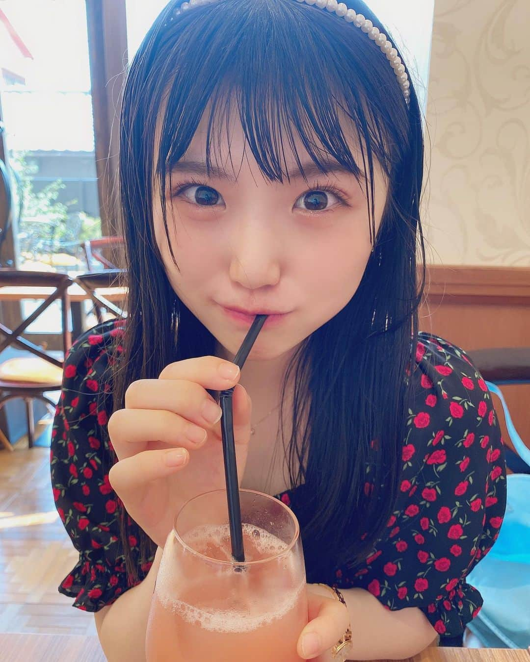 出口結菜さんのインスタグラム写真 - (出口結菜Instagram)「《🐙#鶴橋　#SHINE》﻿ ﻿ 🍹グァバジュース（¥450）﻿ ﻿ ﻿ 鶴橋のコリアタウンに行くまでの間に新しく出来たホテルの中のレストラン✨﻿ ﻿ ホテル名は﻿ #FIVEHOTELOSAKA っていうところで、門を通って直進したらすごく高級な空間が広がってるの🤩🤩🤩﻿ ﻿ ﻿ この日はサラさんとお昼ご飯を食べてたんやけど、﻿ 帰り道暑すぎて、このカフェで休憩😳✨﻿ ﻿ ﻿ ﻿ そこでサラさんがグァバジュースが好きって言ってて、私も真似して初のグァバジュースを、、！﻿ ﻿ ﻿ ﻿ 初めて飲んでんやけど、グァバジュースは少し酸っぱめで飲んだらめっちゃさっぱりした、✨✨﻿ ﻿ ﻿ 南国の果実みたいで﻿ ﻿ 夏にピッタリ！！！🏝﻿ ﻿ ﻿ ﻿ ビタミンも豊富で、栄養素もたっぷり✌️﻿ ﻿ ﻿ ﻿ ハマっちゃいそう😆﻿ ﻿ ﻿ ﻿ ﻿ ﻿ \冒険して正解でした❕/﻿ ﻿ ﻿ ＿＿＿＿＿＿＿＿＿＿＿＿＿＿＿＿＿＿＿＿＿＿＿＿﻿ ﻿ ❤️ 大阪府大阪市生野区桃谷2-7-11﻿ 💗鶴橋駅から🚶‍♀️10分﻿ 💛11時〜17時﻿ 💚定休日:水曜日﻿ ＿＿＿＿＿＿＿＿＿＿＿＿＿＿＿＿＿＿＿＿＿＿＿＿﻿ ﻿ #fivehotelosaka #グァバジュース #グァバ  #鶴橋コリアンタウン #鶴橋カフェ #鶴橋グルメ #レストラン #ジュース #フルーツ #南国フルーツ #🏝 #ドリンク #飲み物 #ビタミンc #gu  #instalike #instagood #instafood #食べ物 #グルメ #グルメ好きな人と繋がりたい #ラビグルメ  #1万人 #フォロワーさん #感謝 #フォロワー募集中 #フォロミー  ﻿」9月6日 22時04分 - yui_laby0622