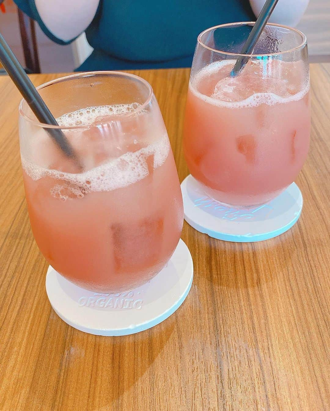 出口結菜さんのインスタグラム写真 - (出口結菜Instagram)「《🐙#鶴橋　#SHINE》﻿ ﻿ 🍹グァバジュース（¥450）﻿ ﻿ ﻿ 鶴橋のコリアタウンに行くまでの間に新しく出来たホテルの中のレストラン✨﻿ ﻿ ホテル名は﻿ #FIVEHOTELOSAKA っていうところで、門を通って直進したらすごく高級な空間が広がってるの🤩🤩🤩﻿ ﻿ ﻿ この日はサラさんとお昼ご飯を食べてたんやけど、﻿ 帰り道暑すぎて、このカフェで休憩😳✨﻿ ﻿ ﻿ ﻿ そこでサラさんがグァバジュースが好きって言ってて、私も真似して初のグァバジュースを、、！﻿ ﻿ ﻿ ﻿ 初めて飲んでんやけど、グァバジュースは少し酸っぱめで飲んだらめっちゃさっぱりした、✨✨﻿ ﻿ ﻿ 南国の果実みたいで﻿ ﻿ 夏にピッタリ！！！🏝﻿ ﻿ ﻿ ﻿ ビタミンも豊富で、栄養素もたっぷり✌️﻿ ﻿ ﻿ ﻿ ハマっちゃいそう😆﻿ ﻿ ﻿ ﻿ ﻿ ﻿ \冒険して正解でした❕/﻿ ﻿ ﻿ ＿＿＿＿＿＿＿＿＿＿＿＿＿＿＿＿＿＿＿＿＿＿＿＿﻿ ﻿ ❤️ 大阪府大阪市生野区桃谷2-7-11﻿ 💗鶴橋駅から🚶‍♀️10分﻿ 💛11時〜17時﻿ 💚定休日:水曜日﻿ ＿＿＿＿＿＿＿＿＿＿＿＿＿＿＿＿＿＿＿＿＿＿＿＿﻿ ﻿ #fivehotelosaka #グァバジュース #グァバ  #鶴橋コリアンタウン #鶴橋カフェ #鶴橋グルメ #レストラン #ジュース #フルーツ #南国フルーツ #🏝 #ドリンク #飲み物 #ビタミンc #gu  #instalike #instagood #instafood #食べ物 #グルメ #グルメ好きな人と繋がりたい #ラビグルメ  #1万人 #フォロワーさん #感謝 #フォロワー募集中 #フォロミー  ﻿」9月6日 22時04分 - yui_laby0622