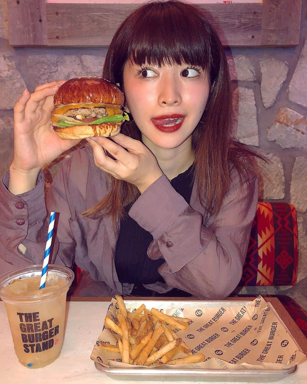 なかねかなさんのインスタグラム写真 - (なかねかなInstagram)「食いしん坊POST! 今日は我等がハンバーガー食べに行ったんだけど まじでほんっとえげうまだった。 とにとにかくかくパテが美味しすぎて あとストローはしましまで可愛いデザインなんだけど実は紙で出来ててエコだった！ デザートにキャラメルベリーチーズケーキも食べてんだけどデザートもしっかりがっつり美味しかった 天才バーガー店 #動画の時の #わたしのバーガーの持ち方について #絶対親指と他の4本で持った方がいい #食べやすい #薬指と中指の間 #食べにくい指ランキング1位と2位 #thegreatburgerstand  #渋谷ランチ #渋谷ストリーム #東京ハンバーガー #グルメバーガー #テラス席 #渋谷ディナー #食いしん坊レポート」9月6日 22時05分 - nknknk1206