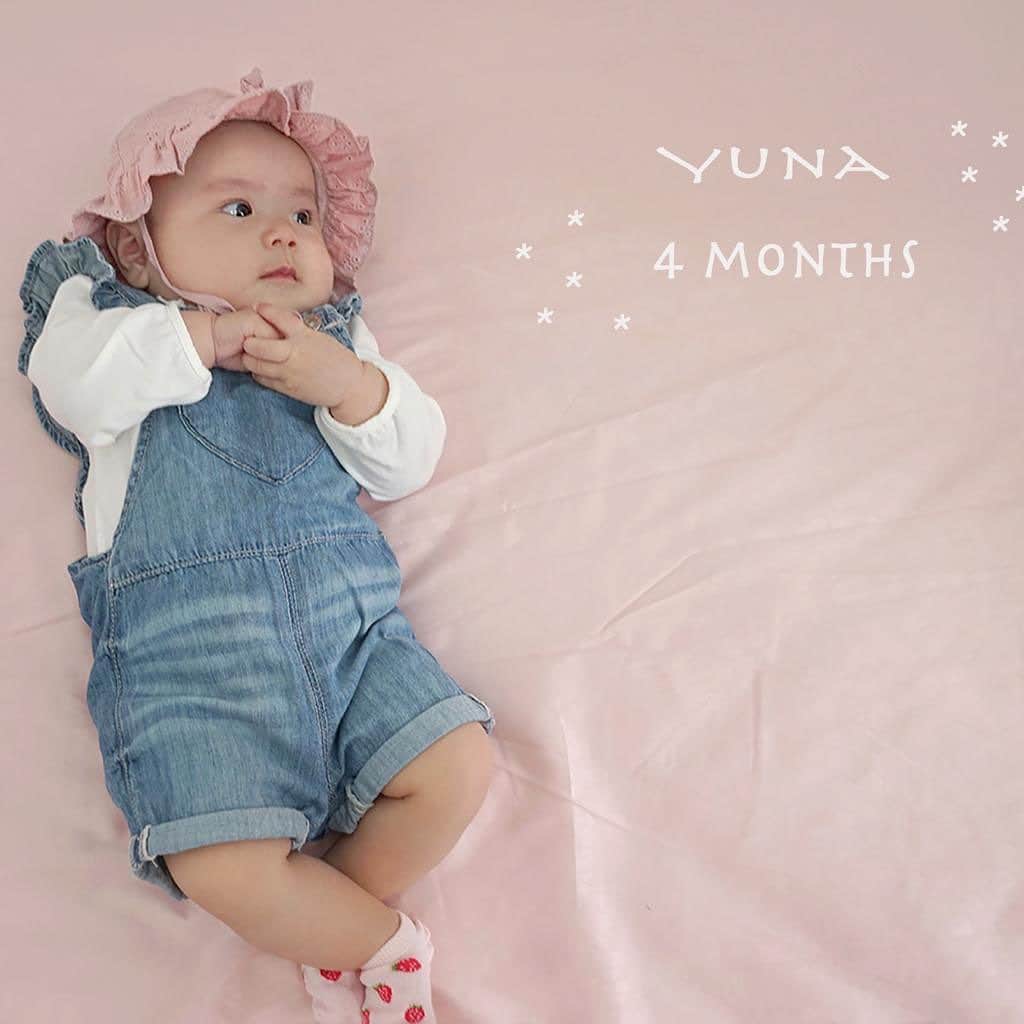 アキラ・コンチネンタル・フィーバーのインスタグラム：「4 months🍼🍼🍼🍼  #baby #bayi #あかちゃんのいる生活  #4months #あかちゃん  #スマイル育児 #ベビフル」