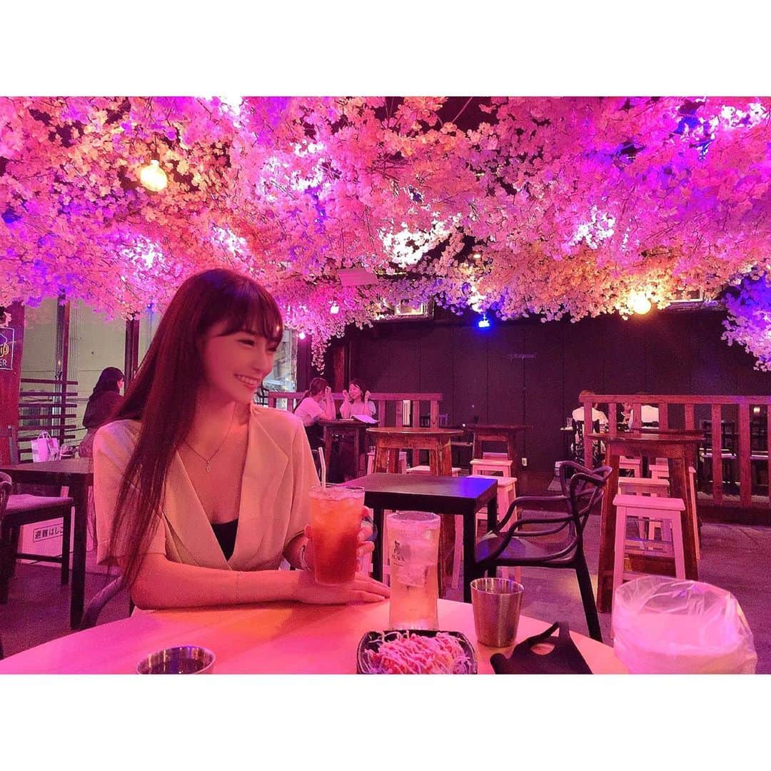 赤嶺紗羅のインスタグラム：「맛있었어요〜🍗💓🤤！ ， ， ，  #diet #fitnessgirl #japanesegirl #koreanfood #fitnessgirl #japanese #japanesegirl #japan #asiangirls #ヤンニョムチキン #大阪グルメ #大阪ミナミ #ダイエット #ヨガ #アメ村 #ヨガインストラクター #韓国グルメ #ボディメイク #全米ヨガアライアンス #ファッション #ufoチキン #韓国 #160cm #桜 #心斎橋グルメ #韓国料理」