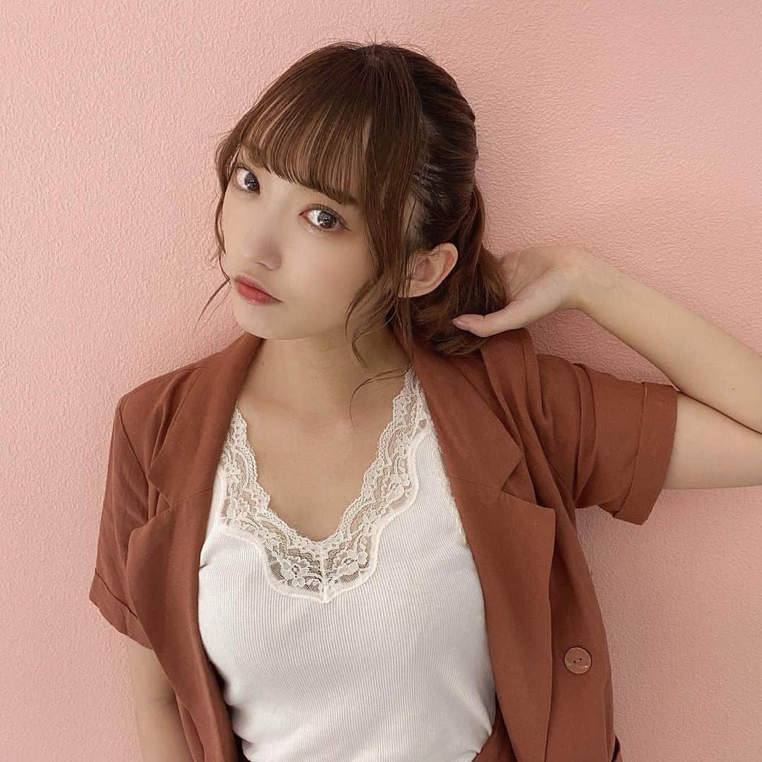 相澤瑠香のインスタグラム：「巻きポニーにハマってます。❤ #raycassin のセットアップお気に入り〜〜  #ヘアアレンジ #ポニーテール #ポニーテールアレンジ #セットアップ #コーデ #raycassin #whoswhochico #fassion #私服 #idol」