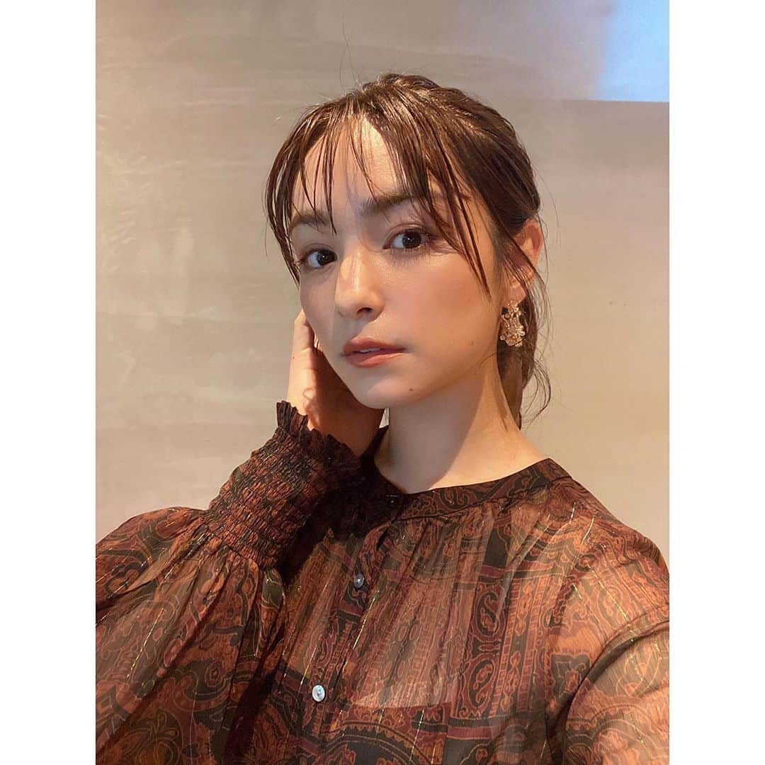 松原菜摘さんのインスタグラム写真 - (松原菜摘Instagram)「本日は 新しく松坂屋名古屋に新店がオープンする Celvokeさんのイベント、 Celvoke Lounge NAGOYA にご招待頂きました☺︎ 2020 a/wの新作コスメを使って、 Celvokeならではの世界観を生かしつつ 名古屋にローカライズしたオレンジメイクをレクチャーしてくださって、 本当に素敵な空間で、感動しました…！  新作コスメも、 撮影の時から気になっていたものばかりで…♡ 特にお気に入りは アイパレットとリップ🌹 アイパレットは、クリームとパウダーがミックスされていて、クリームでは、艶感をだしつつ、パウダーでちょっと大人っぽく演出できる、本当最強アイテム！ また色味もかわいい…♡ リップはもう、秋といえばテラコッタ。 ウェットマットという新感覚のリップで、これもまた感動しました…！ マットなのに保湿されていて、色味もまたかわいい。 これからの季節のメイクが楽しみになるコスメでした✨  #Celvoke #セルヴォ―ク　#名古屋オレンジ　#オレンジメイク　 #nagolic」9月6日 21時59分 - __hani__mn