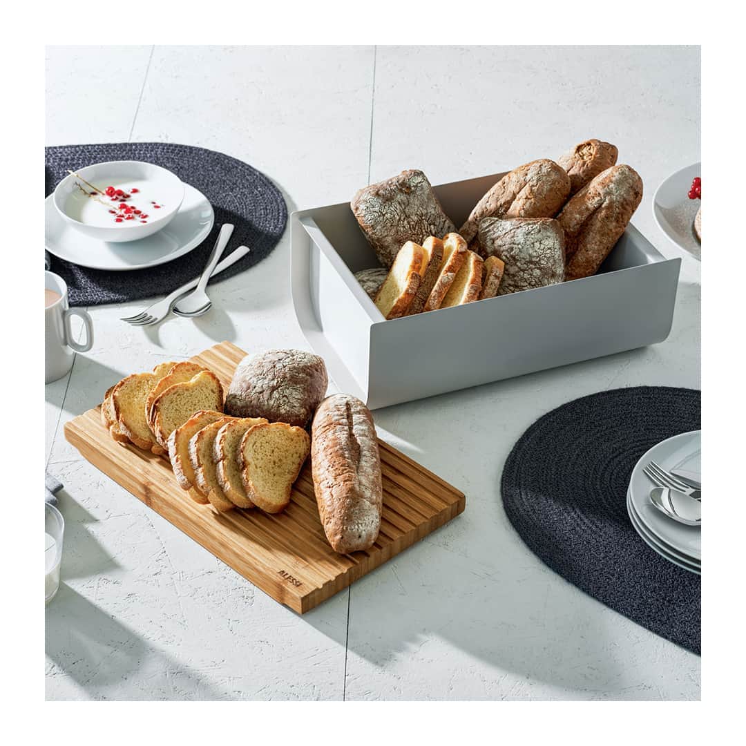 のインスタグラム：「How not to fall in love with the enveloping aroma of fresh bread in the morning? Enhance the beauty of simple daily gestures and enrich your table with #Mattina – elegant container and bamboo cutting board, all at once.」