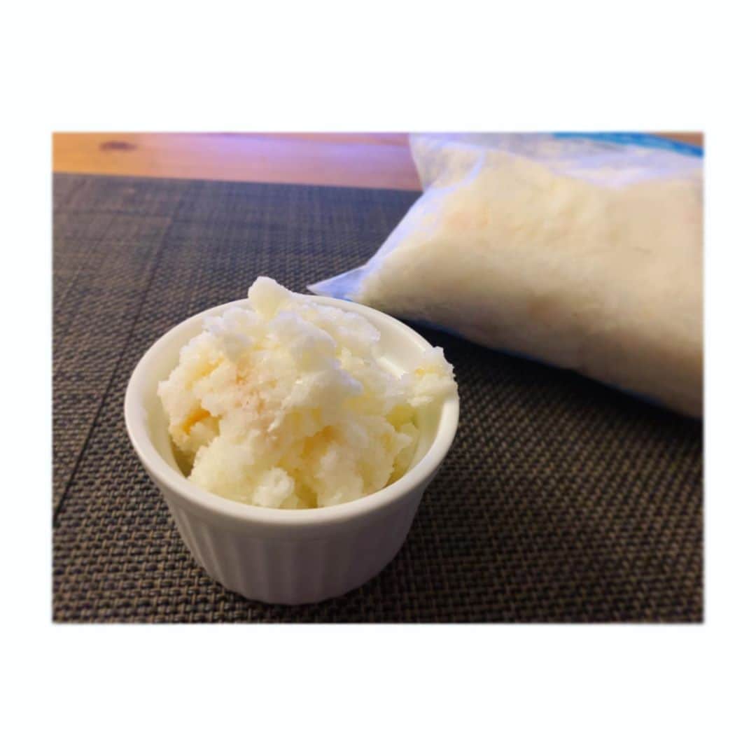 三倉茉奈さんのインスタグラム写真 - (三倉茉奈Instagram)「手作りヨーグルトシャーベット。  賞味期限がギリギリのヨーグルトがあったので、何か使えないかなーと✨ ヨーグルト、豆乳、お水、蜂蜜、レモン汁、ジャムを保冷バッグに入れて混ぜて冷凍。時々袋を揉みつつ。 爽やかでなかなか美味しい。ジャムを変えたら色んな味が作れそう。今回のは日向夏のジャム🍊  半沢直樹生放送特番…面白かったなぁ。  #手作りシャーベット #ヨーグルト #cooking」9月6日 22時00分 - mana_mikura_official