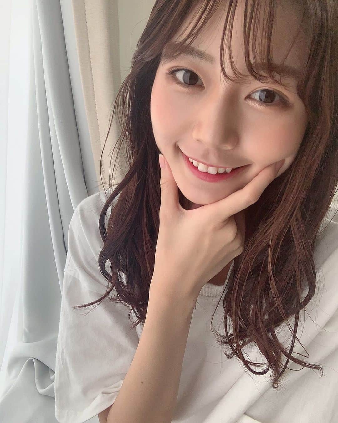 杉浦みずきのインスタグラム：「. プレミアムホワイトニングを受けてきました！ 個室サロンでめっちゃ居心地良くて、半分寝てました😂 ありがとうございました❤︎ 最近歯ってほんと大事って思う🦷 ・ ・ @platinum_beauty_shinjuku  @platinum_beauty_ginza  #ホワイトニング」