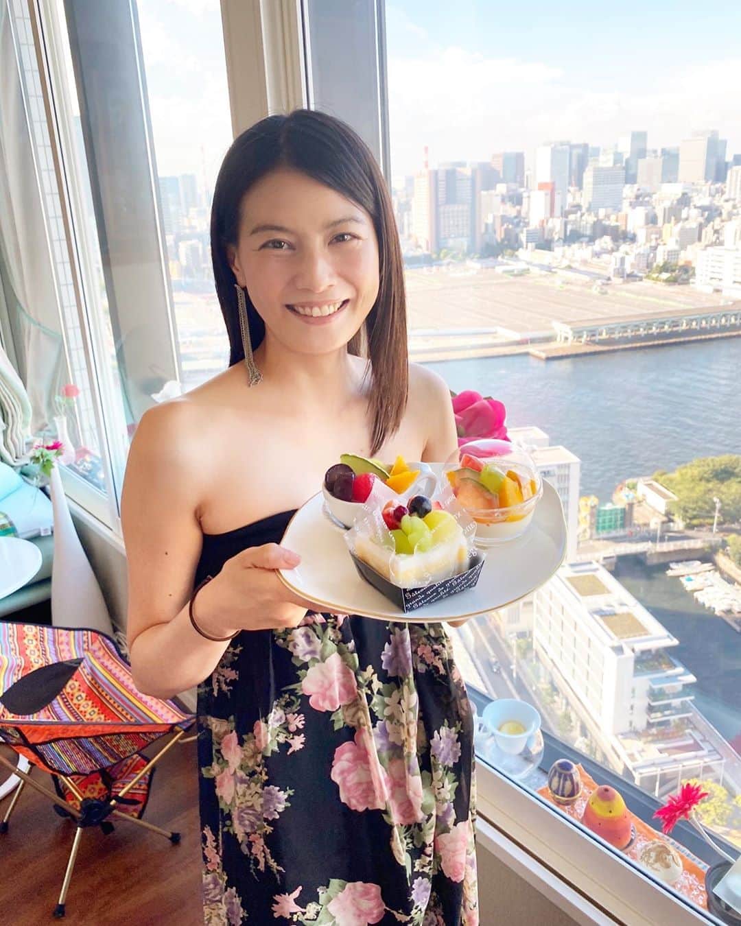 のインスタグラム：「先日、素敵なタワーマンションで😋🍰🧁🍰🧁💕 本当に、めちゃくちゃ素敵なお部屋で眺めも最高🌇🏙とっても居心地のいい空間で、夜までゆっくりさせて頂いちゃいました😆💖本当に素敵な女性で✨ 自分が誰といるのか、どんな空間で、どんな物に触れて過ごすのか、それによって全然違ってくる✨✨自分がどこに身を置くのか、環境って凄く大事だなぁと😉 楽しい時間をありがとうございました💖💖💖  #タワーマンション#素敵#空間#美しい#楽しい#最高#女子会#sweets#cake#beautiful#good#happy#tokyo#japan」