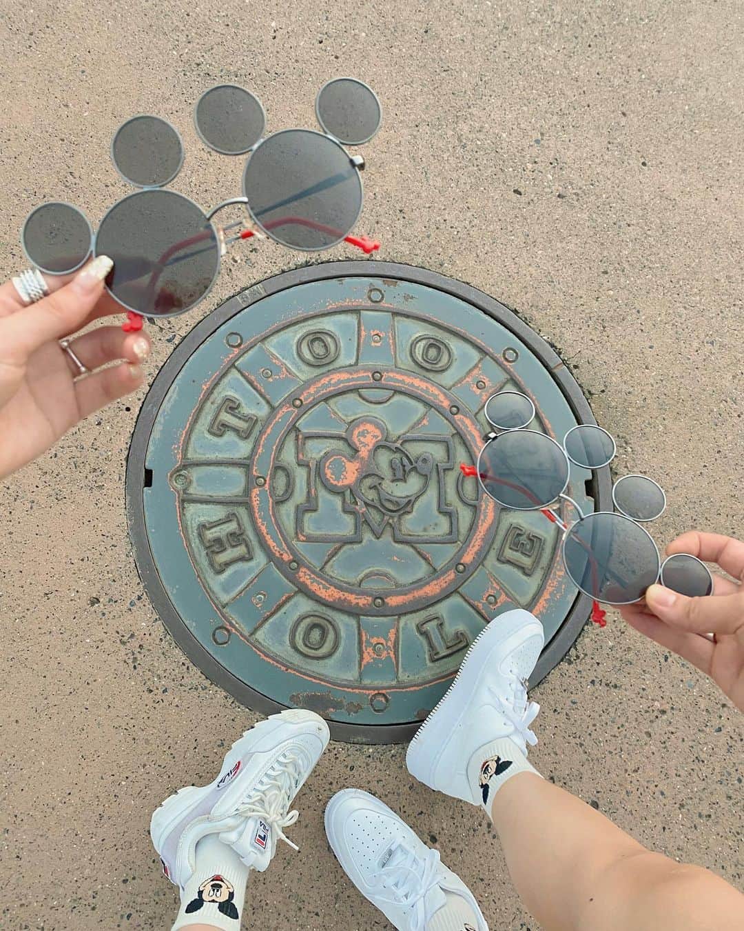 YOKOのインスタグラム：「👟🖤  どっちかがお土産で渡した おそろいのミッキーソックス🐭🤎  (お互いもらったもんだと思ってたんだけど たぶんるいがくれた(笑))」