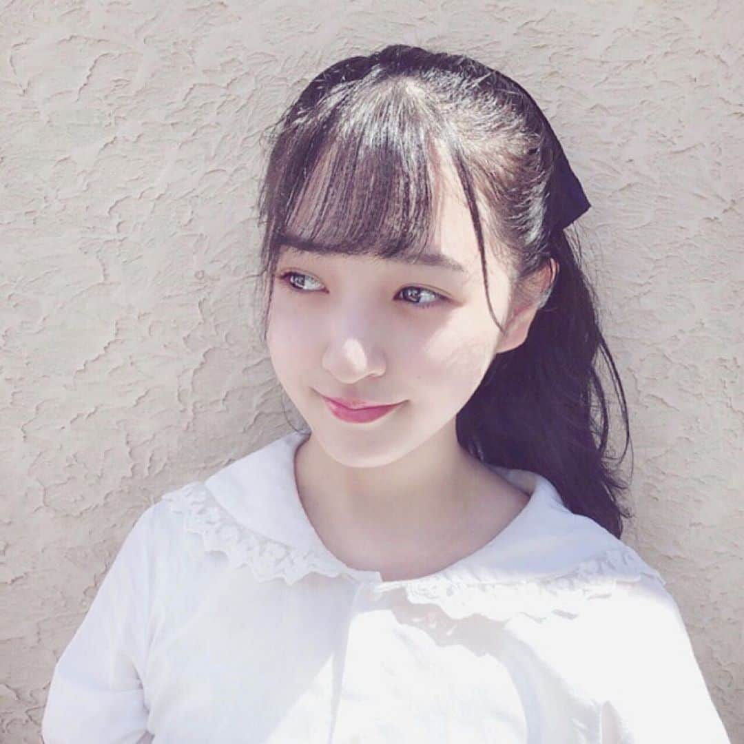 本條杏実さんのインスタグラム写真 - (本條杏実Instagram)「* · 髪の毛巻いて(湿気で取れちゃったけど)ポニーテールして、黒いリボンつけたい気分だった日☺︎ · 最近は急に雨が降ったりで毎日びしょびしょになってる気がする💭💭 · · · · · · · · · · · · · · · · · · · · ·  #作品撮り #ポートレート #ポートレート撮影 #被写体 #サロンモデル #写真好きな人と繋がりたい  #公園 #カメラ好きな人と繋がりたい #写真 #撮影 #撮影モデル #フォロワー募集中 #ファインダー越しの私の世界 #いいね #フォロー #フォローミー  #좋아요 #좋아요반사  #팔로우 #love #instagood #photography #photo #portrait #follow  #photooftheday #followme #like4like #instalike #instaportrait」9月6日 22時12分 - cq_ami_h