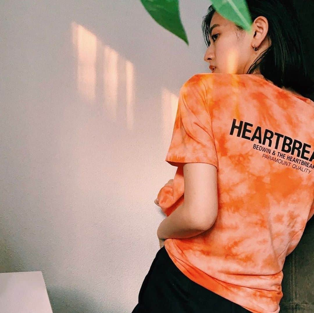 ベドウィンさんのインスタグラム写真 - (ベドウィンInstagram)「Preview from our stay home #diy project vol.6 @saya_hatai wears our new UNDERTONES Ex.B-NECK PRINT T "MR.TYEDIE"  ブランドの立ち上げ当初からBEDWINが拘ってきたVやCREWネックのTシャツ。 肌触りの良いコットン、タグレス、そして程よいフィット感。 毎日下着感覚で身に付けられること、服のテーマやブランドといった垣根とは関係なく全てにマッチすること。 常に綺麗なものを身につけ、新鮮な気持ちで1日を踏み出したい。 そんなコンセプトから、クオリティと価格を追求してきた最高のボディが今期リニューアルして再登場。 肌触りの良い天竺素材を使用し、インナーとしての着用を考え細身のシルエットにしている。  人気を博した BEDWIN & THE UNDERTONESのボディーをベースにアップデート。肌触りの良い天竺素材を使用し、インナーとしての着用を考え細身のシルエットにしている。製品でタイダイ染めを施し背中にシンプルにブランドロゴをプリント。  @bedwin_official  #bedwinandtheheartbreakers」9月6日 22時12分 - bedwin_official