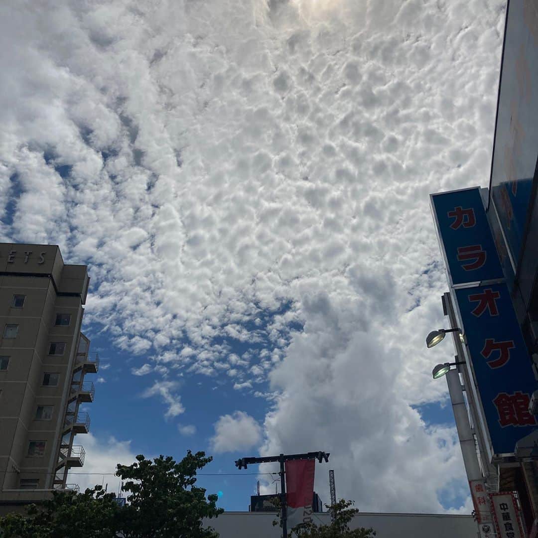 佐藤竜雄のインスタグラム：「今日は空気が冷んやり。 #うろこ雲 #高円寺 #青空 #晴れ」
