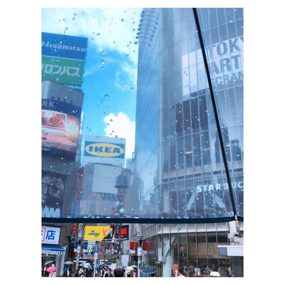 理絵さんのインスタグラム写真 - (理絵Instagram)「午前中にピコットさんで傷んだ毛先を✂︎カットしてきました  朝の渋谷は人が少なくてホッとしたけど帰りは…まあ、いつもの渋谷でした  #渋谷 #渋谷駅 #ビニール傘 #傘 #tokyo #japan」9月6日 13時16分 - ____rie____