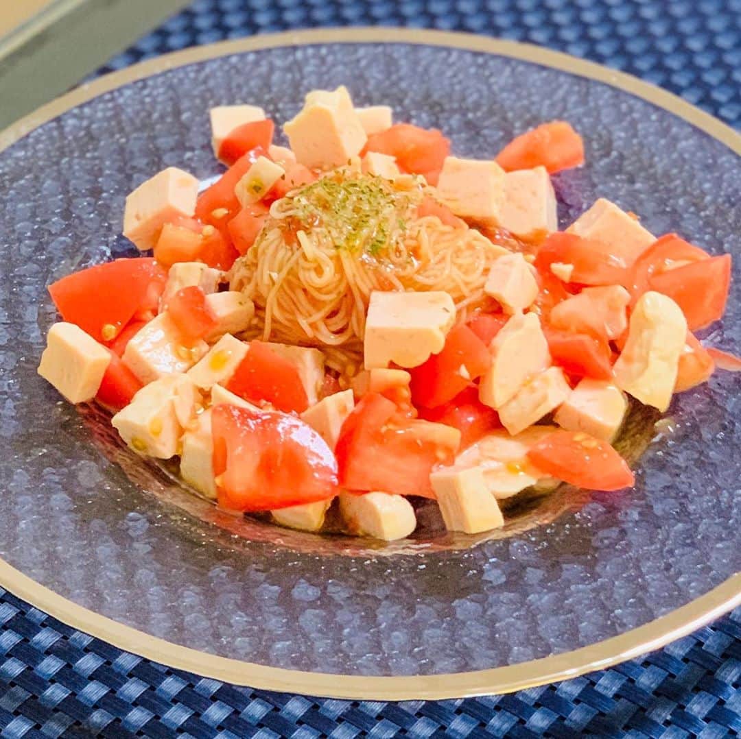 のインスタグラム：「ダイエット食。糖質0麺とサラダチキンでも綺麗なお皿に盛り付けるとお店つぽくなるわねえ〜。」