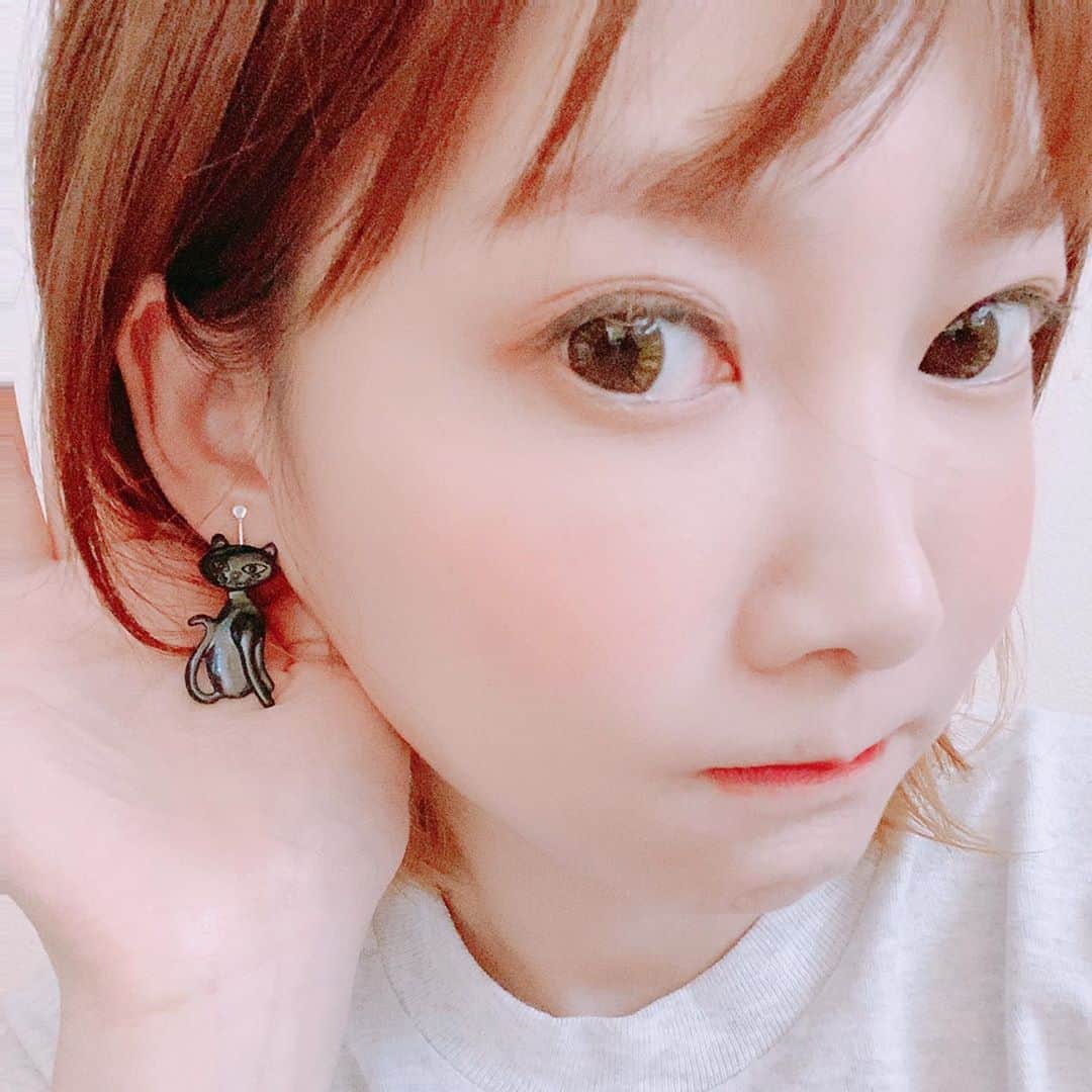 のインスタグラム：「猫が可愛くて穴空いてないのにピアス買っちゃった イヤリングに加工したけど絶対ピアスのがかわいい あけたくなるなああけないけど、ケアめんどくさいから #猫 #ピアス #イヤリング #イヤリング加工」