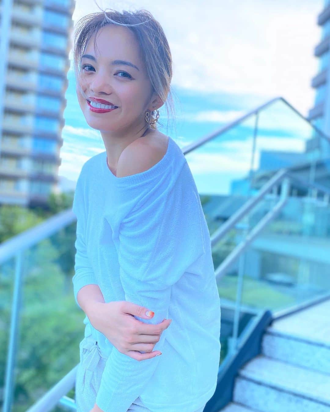 のインスタグラム：「週末はどうお過ごしですか？☺︎ . . 土日のどちらかは 携帯を放置して映画やドラマに 没頭してしまいます、、❤︎ . . 今回は　#君に読む物語  を観ました。 涙が止まらなかった笑 なんかオススメの映画あります？ ある方ぜひコメントしてほしいです💕 . . では、皆さん素敵な日曜日を✨ 今回のファッションはタグ付けてるので見てねん🙋‍♀️❗️ . @barefootdreamsjapan  生地がとにかく最高なのよ。 パジャマだと思うけど私は全然お洒落着としてきちゃう☺︎✌︎ . . #monika #monikalifestyle  #love #happy #instagood #fashiongram #barefootdreams  . . #モニカ　#モニカライフスタイル #生地が最高の洋服 #ベアーフットドリームス  #映画好きな人と繋がりたい  #笑顔が一番 #にちよーび☀️」