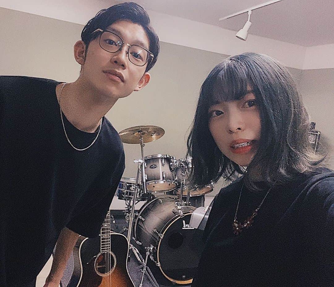 川崎鷹也のインスタグラム：「たかむさコンビ。ひとりでやる音楽ももちろん好きなんだけど、誰かと重ねる音楽も好きよ。 #川崎鷹也 #ムサシ #シンガーソングライター #ピアニスト #ベーシスト #vocalist #singer #pianist #bassist #music #studio #instalike #instagram #instagood #instafashion #instalove #instacool #instamusic」