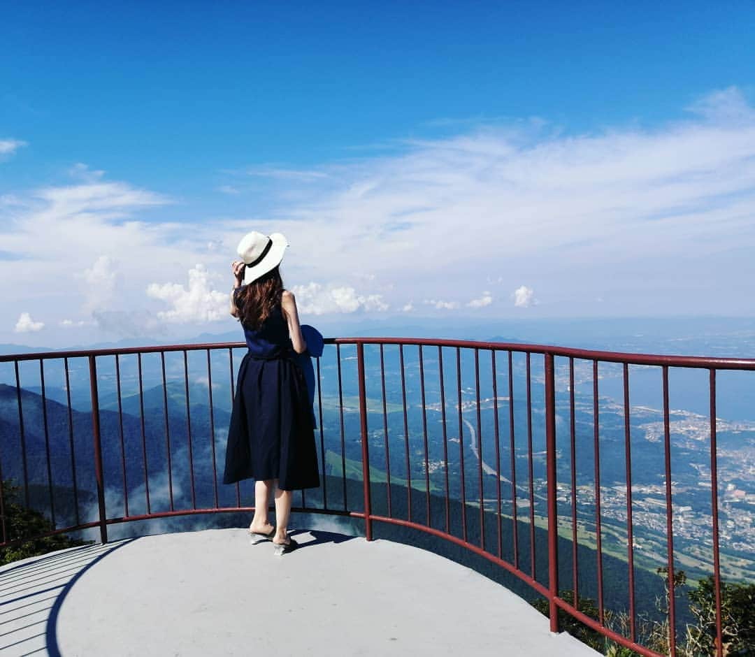 のインスタグラム：「#台風10号  皆さん備えましたか？？ 今朝スーパーへ行ったら、すごーい人！！ パンの棚は全部からっぽでした🍞 停電になったら、冷蔵庫の中身終了だし、エアコン無いのもきついな～😢 * とりあえず、今日と明日１歩も出なくても大丈夫な状態に🙌🙌 自然災害だけど、台風は予測が出きるので防げることも多いと思います。。 命や怪我、最大限の注意を払いましょう！！ もちろん九州の方だけじゃなくてね！！⚡🌀☔ * * #九州 #大分県 #台風」
