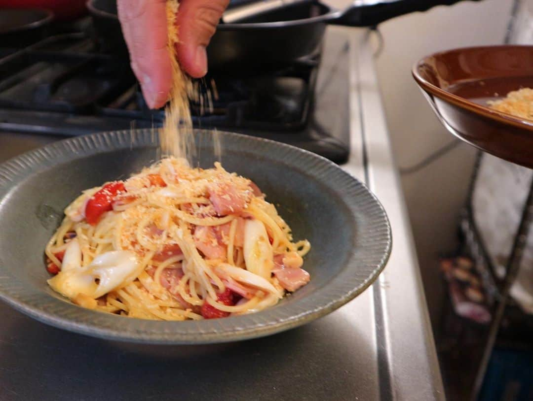 藤田裕樹さんのインスタグラム写真 - (藤田裕樹Instagram)「コンビニ（ローソン）の材料だけで作る﻿ 【ちょいモテペペロン】﻿ ﻿ 相席スタートのケイちゃんと一緒に作りました！﻿ ﻿ ﻿ スパゲティ（マカロニでも良し）﻿ ペペロンチーノの素（今回はローソンの）﻿ ミニトマトorトマト﻿ ベーコンorウインナー﻿ 冷凍野菜（ブロッコリー、ほうれん草などコンビニにある野菜であれば生野菜でも何でも）﻿ パン粉﻿ 粉チーズ﻿ 塩﻿ ﻿ 塩辛（あれば）﻿ オリーブオイル（あれば）﻿ 一味とうがらし（あれば）﻿ ﻿ 作り方はバンビーノのYouTubeチャンネルにて﻿ （プロフィールのページにリンク貼ってます）﻿ ポイントは煎ったパン粉🍞 ﻿ #藤メシ﻿ #オンライン料理教室﻿ #コンビニ飯  #コンビニ食材  #時短アレンジ  #本格的な味  #ペペロンチーノ　 #相席スタート　 #バンビーノ　 #世界平和」9月6日 13時41分 - fujiboy0730