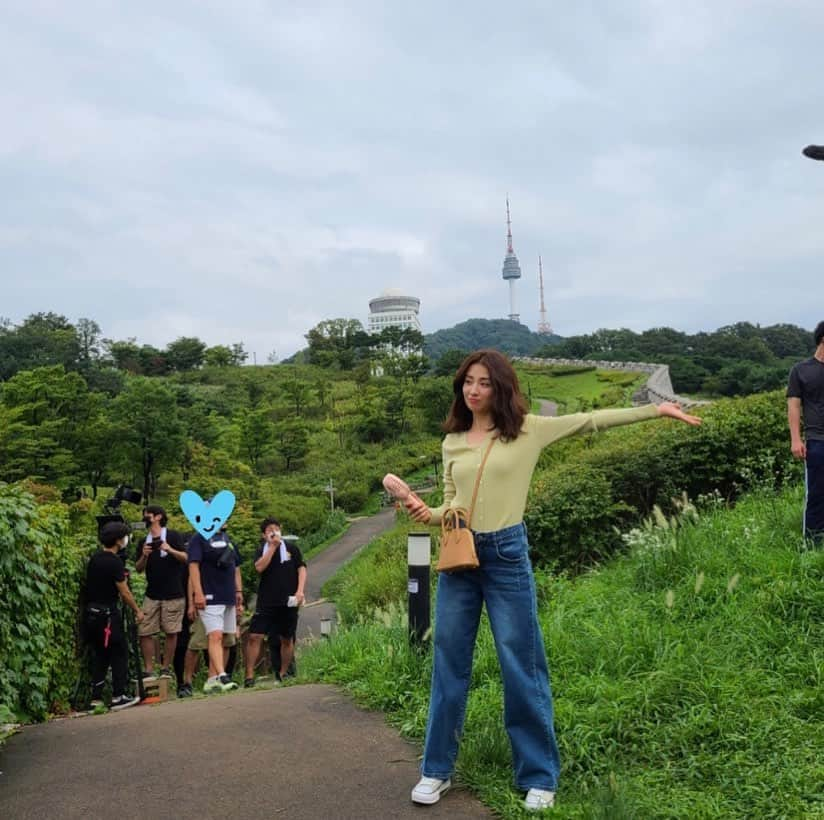 パク・ハソンさんのインスタグラム写真 - (パク・ハソンInstagram)「⠀⠀⠀⠀⠀⠀⠀⠀⠀⠀⠀⠀⠀⠀ 아직 낮엔 여름인데, 배경이 가을이라.. 니트.. 기절하는 줄🤣  계절을 앞서가는 민사리니😍  내가 좋아하는 가디건만 하나 툭 입기*」9月6日 13時42分 - mintsungrace