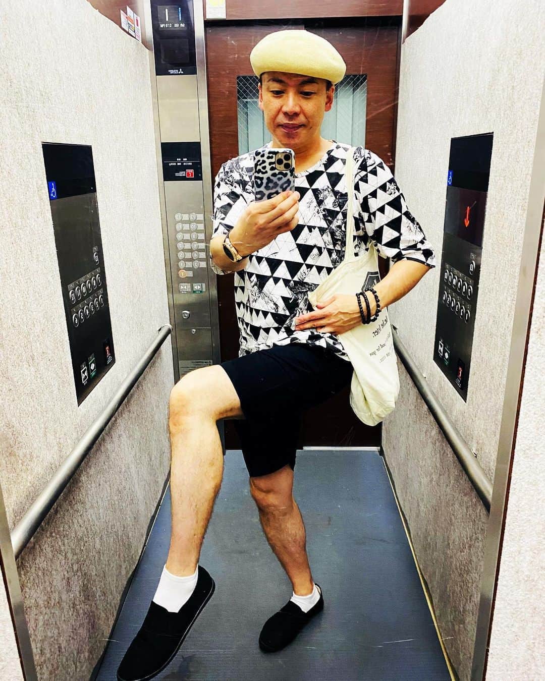 のインスタグラム：「今日の私服でおま😉✌️✨✨✨✨✨ 今日は夏のモノトーンコーデ‼️ 白黒のグラフィックtシャツに黒ハーフパンツで合わせてみまちた😃💡💡💡  本日、6日　日曜日 配信の　ポコチャ❗️ にて  歌真呂さん、小林幸子のものまね、まりもちゃん、美川憲二にて、 ものまね芸人、コラボ配信しまーす‼️😄😄😄⤴️⤴️⤴️  トランプババ抜き配信しちゃうわよーーー😃😀✌️✌️  時間は 夜、19時くらいから21時まで。  楽しいフリートークと、斬新なトランプ配信‼️で 楽しんでくださいませ〜😃😄😀✨✨✨✨✨✨✨✨  皆様のお越しをお待ちしております🥰💕💕💕💕💕💕💕 #私服 #夏のモノトーンコーデ  #グラフィックtシャツ #今日はコラボ配信 #美川憲一 #美川憲二 #ヒデコフランセスカ #歌真呂 #まりもちゃん #オネェ系 #ものまね  #pococha #ポコチャ #アプリダウンロードしてね」