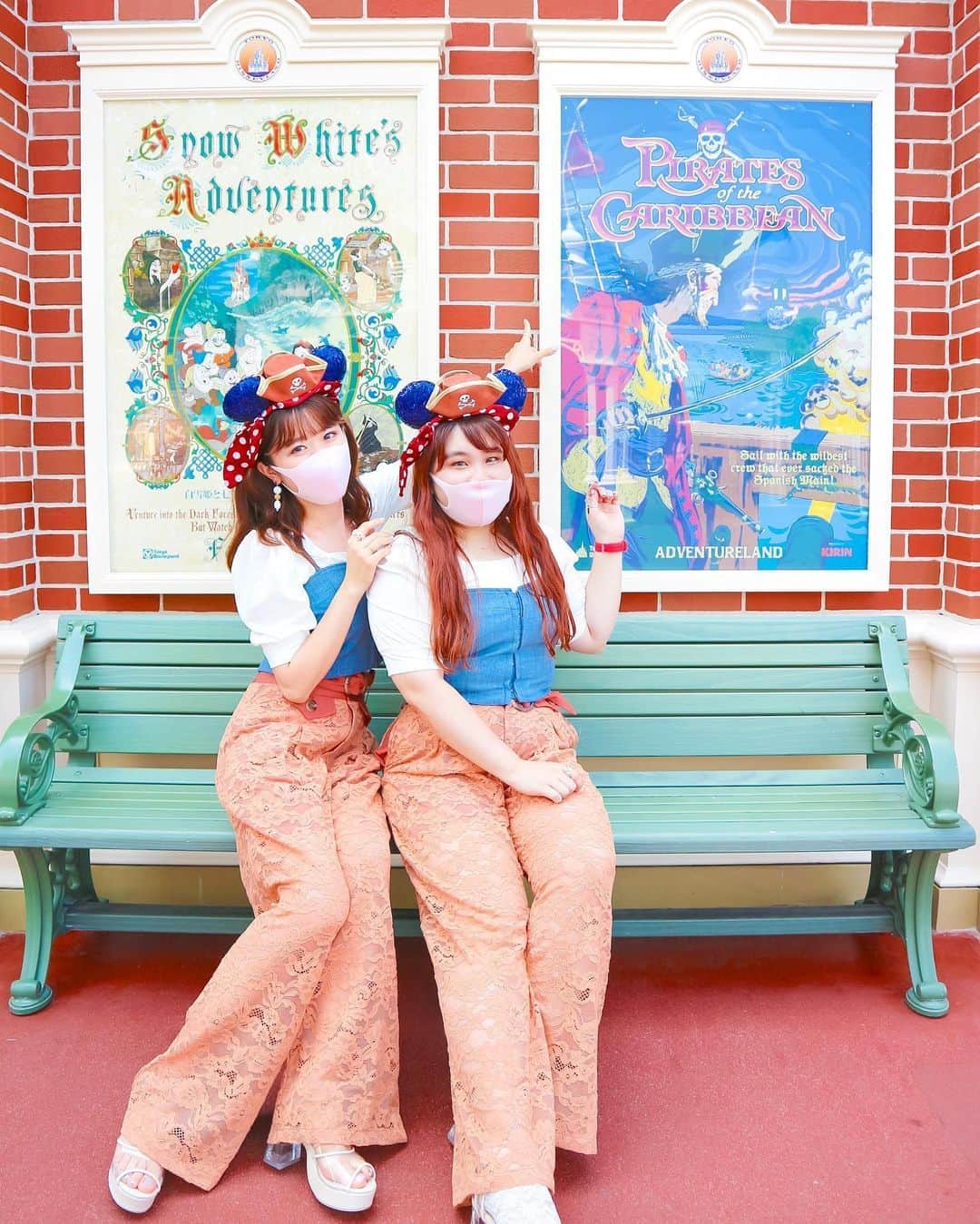 Kanaのインスタグラム：「ㅤ ㅤ カリブの海賊のポスター☠️🏴‍☠️⚔ ㅤ ㅤ ㅤㅤㅤㅤ ワールドバザール入り口周辺には アトラクションとかパーク内に関する レトロな雰囲気のポスターがたくさんあって 可愛いんだよ〜⛪️💓 ㅤ ㅤ ㅤ ㅤ ㅤ ㅤ ㅤㅤ #aya_kana ㅤ #kana_disney #kana_disneybound ㅤ ㅤㅤ #東京ディズニーリゾート #東京ディズニーランド #ディズニーランド #エントランス #カリブの海賊 #ディズニーコーデ #ディズニーバウンド #パイレーツ #レースパンツ #tokyodisneyresort #tdr #tokyodisneyland #tdl #piratesofthecaribbean #disneybound」