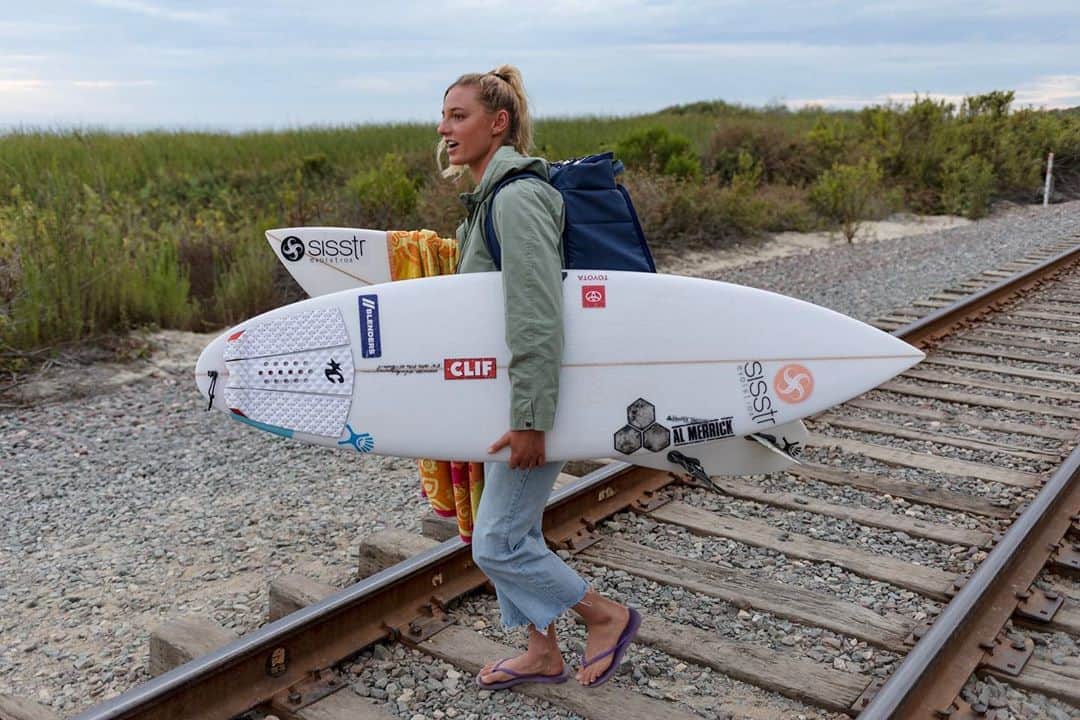 レイキー・ピーターソンのインスタグラム：「Board testing 🤗 Britt and I have been changing up a few things with my boards lately. So fun to be consistently learning about surfboards and how the smallest tweak can make such a huge difference. photo- @miahklein」
