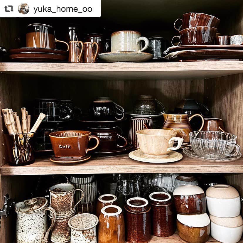 Otto Japan(オットージャパン) のインスタグラム：「@yuka_home_oo さん ご紹介ありがとうございます！  #repost @yuka_home_oo ・・・ こんにちは！  今日は朝からひたすらキャビネットの整理  ダイニングに置いてるキャビネットはコップ系の食器棚にしてるのですが、ティーカップ大好きで増やすし、詰め込むしでもうパンパンで‪w  適当に詰め込んでいたのでマグカップや湯のみ、ティーカップやソーサーなど全部の棚にバラバラ😅 このティーカップのソーサーはどれ？ってもう分けが分からなくなってきたので重い腰を上げやっと片付けました‪w  上2段をティーカップやマグカップ 下1段を湯のみやグラス  少し量を減らし、ちゃんとティーカップとソーサーも一緒に置くようにしましたよ😅  そんなキャビネットに可愛いティーカップ＆ソーサーが仲間入り〜  RIVERET 天然竹のティーカップ＆ソーサー  早速紅茶を入れてみたんですが、天然竹なのでとっても軽くて、飲み口も程よい薄さでほんと飲みやすい♪ 箱入りなので贈り物にも◎ 見た目とフォルムも可愛いくティーカップ好きにはたまりません‪w  @my.motto.jp さんで購入出来ます♪  ノースモール → https://store.otto.jp  #ノースモール公式アンバサダー  #ノースモール #PR #オットー #オットージャパン #riveret  #リベレット  #interior #キャビネット #食器棚 #ダイニング #キッチン #食器 #ティーカップアンドソーサー  #ドライフラワーのある暮らし  #暮らし #暮らしを楽しむ #カフェみたいな暮らし」