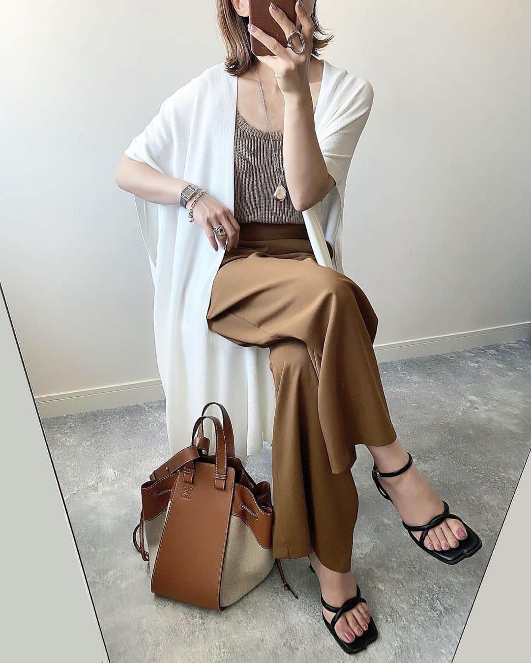 のインスタグラム：「2020.8.18 ・ 鳥取旅行でのコーデ🐪✧✧ ・ cardigan,pants @dholic_official @dholic_snap #dholic#dholicsnap bag #loewe shoes #helrous」