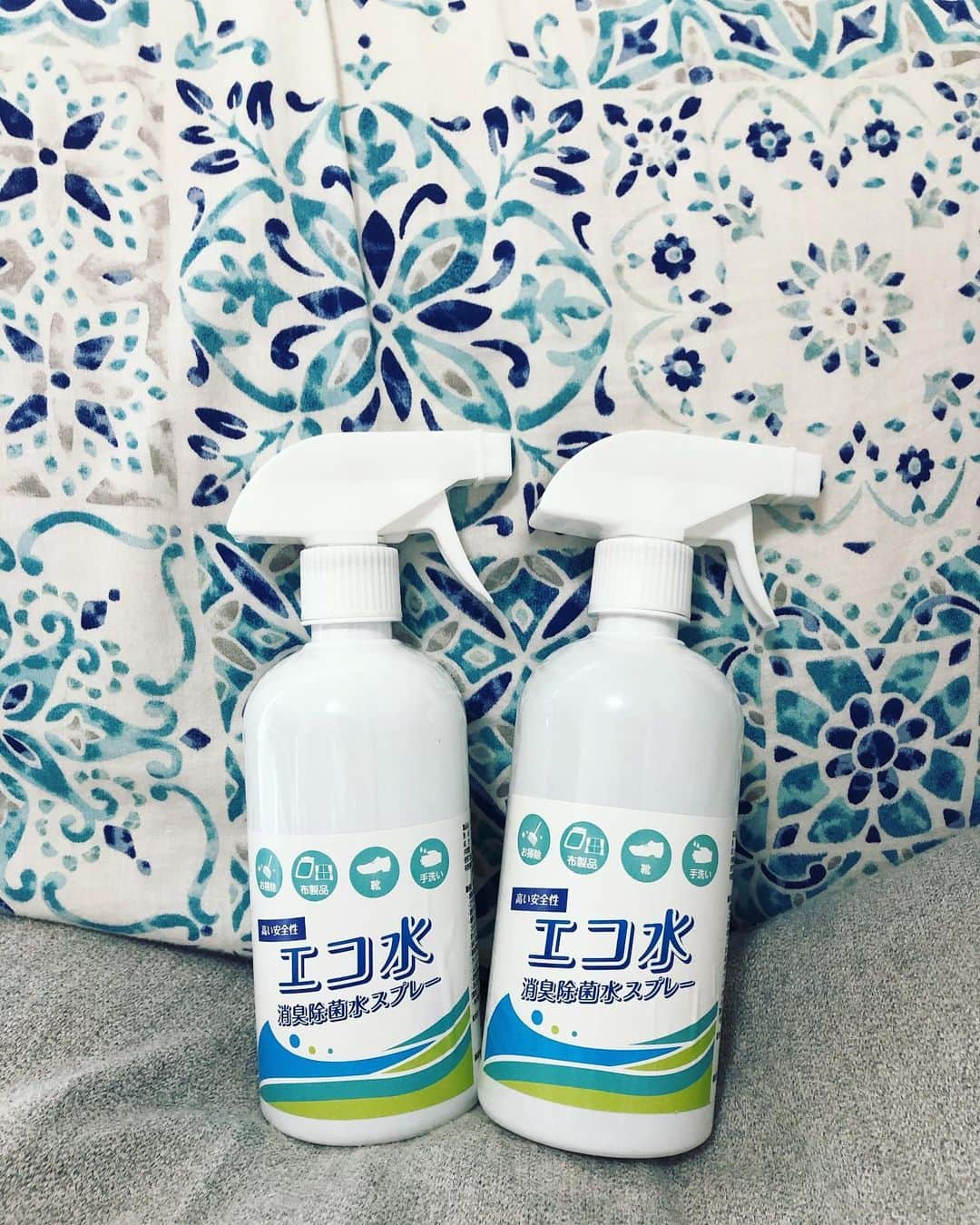 のインスタグラム：「エコ水。  毎日必ず使う除菌。 アルコールばかりだと、乾燥を感じる冬場になったら荒れだすのかな... そんな矢先 薄めたらうがいもできる 安心の消臭除菌剤をいただきました。  除菌はもちろん、 アンパンマンカーに描いたクレヨンの落書きや トリップトラップに書かれたボールペンまで落ちました👍 わんちゃんがいても安全みたいで 優しくて頼もしいが1番ネ‼️  #次亜塩素酸　#電解水　#エコシス　#ありがとうございました」