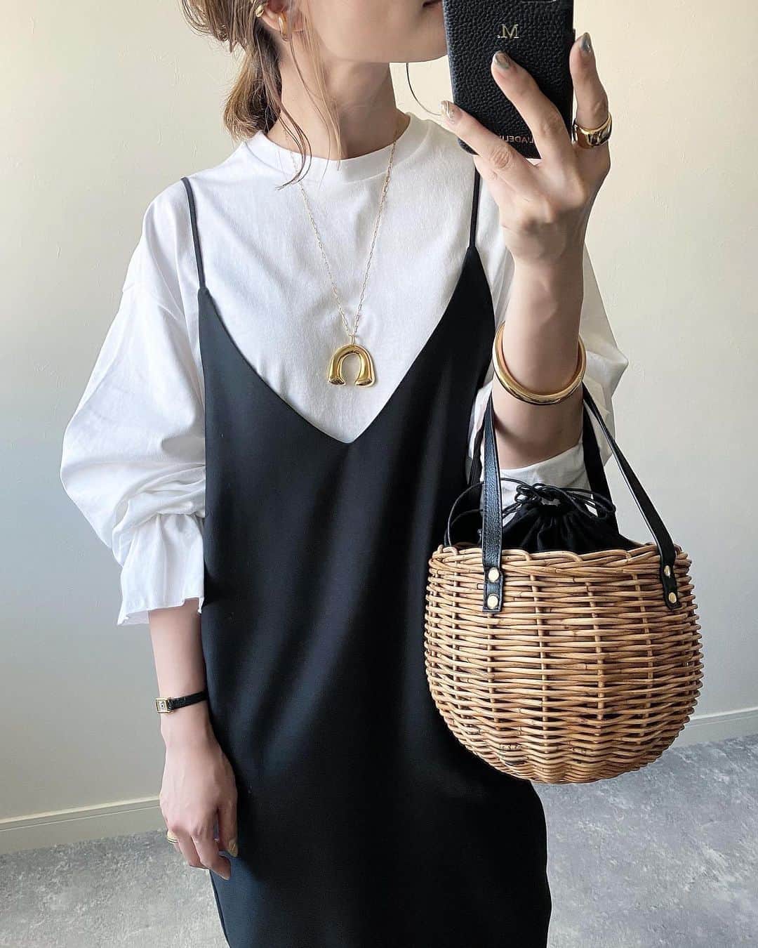 のインスタグラム：「2020.8.29 ・ 絶妙なVがお気に入りのキャミドレスに、お袖が可愛すぎたロンTを入れて❤︎  ・ one-piece,tops #allumer shoes #fabiorusconi bag #cachellie accessories #chiekoplus」