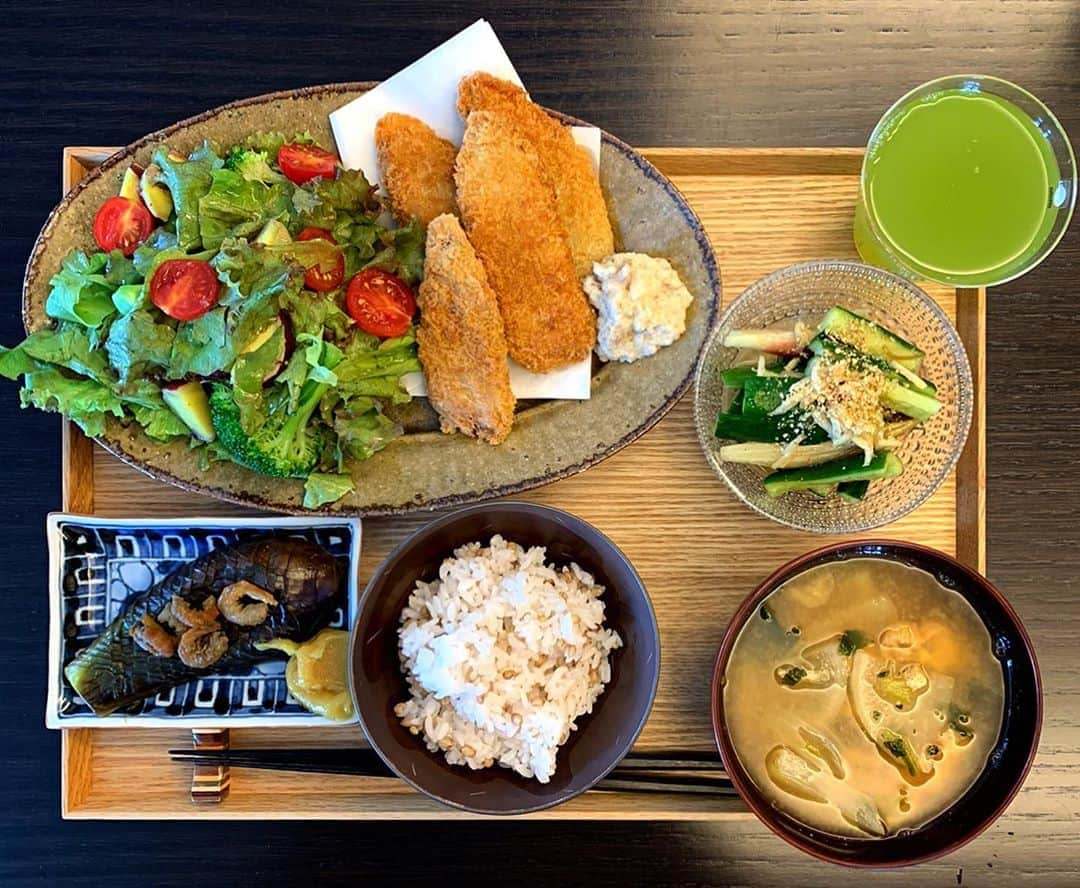 祐真朋樹さんのインスタグラム写真 - (祐真朋樹Instagram)「日曜日のブランチ  #イワシフライ  #祐ご飯 #お茄子 #干し海老  #お抹茶入り煎茶 #具沢山味噌汁  #利ご飯 #きゅうり #生姜」9月6日 14時12分 - stsukezane